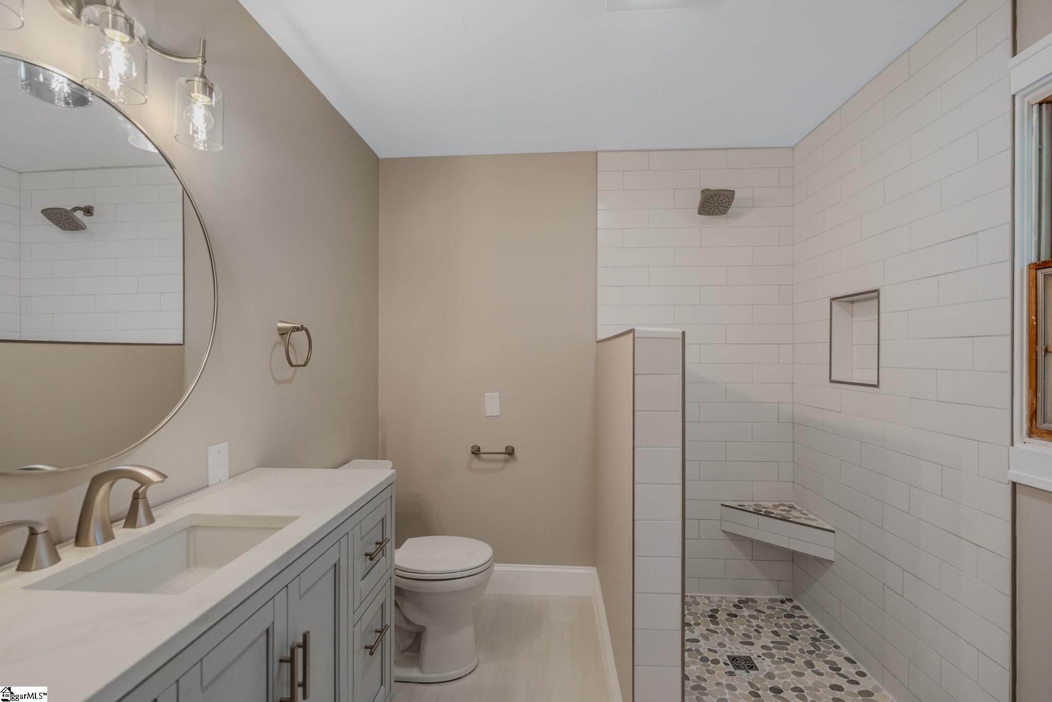 303 N Franklin Road Property Photo 6