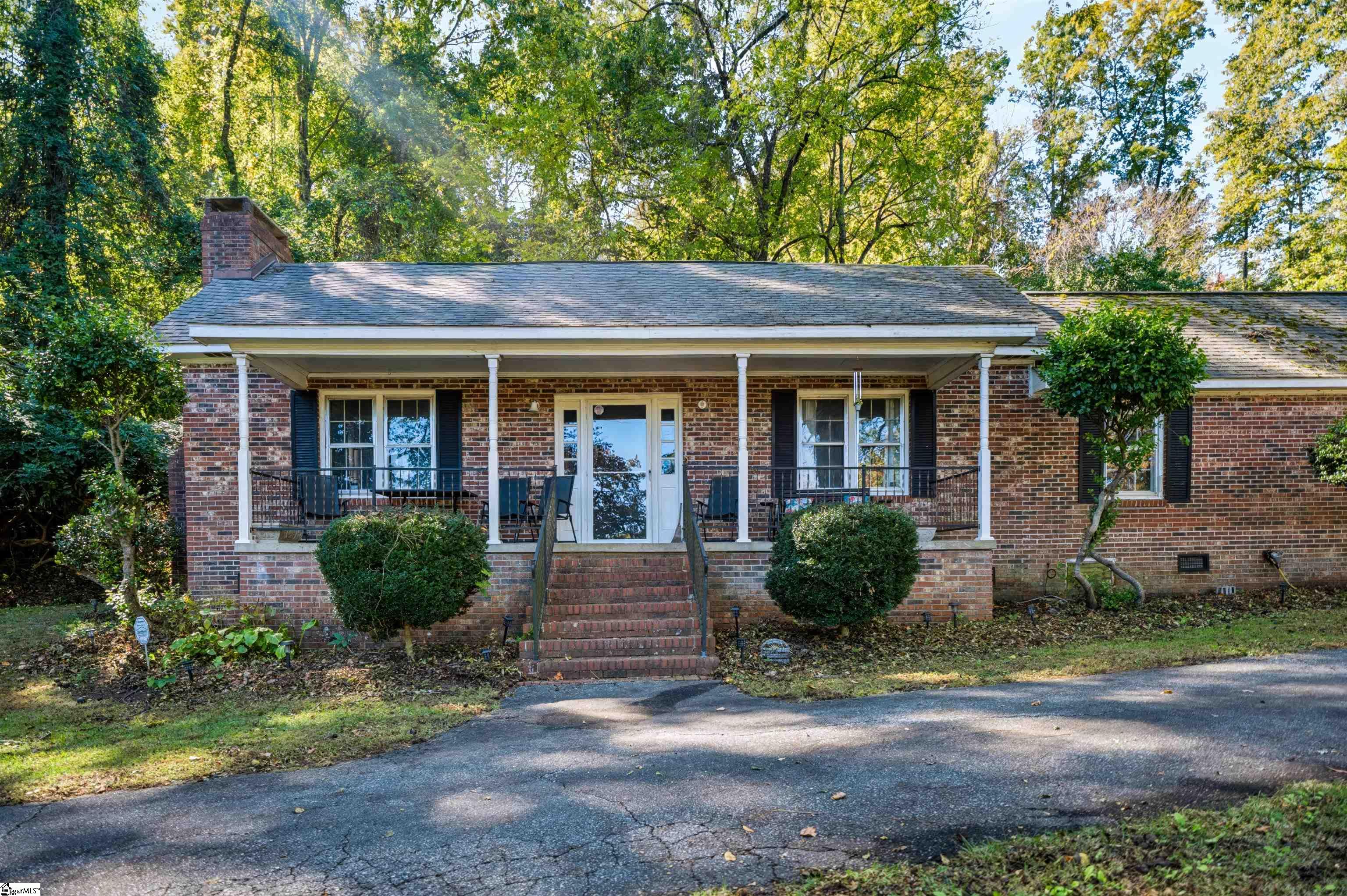 526 N River Road Property Photo 1