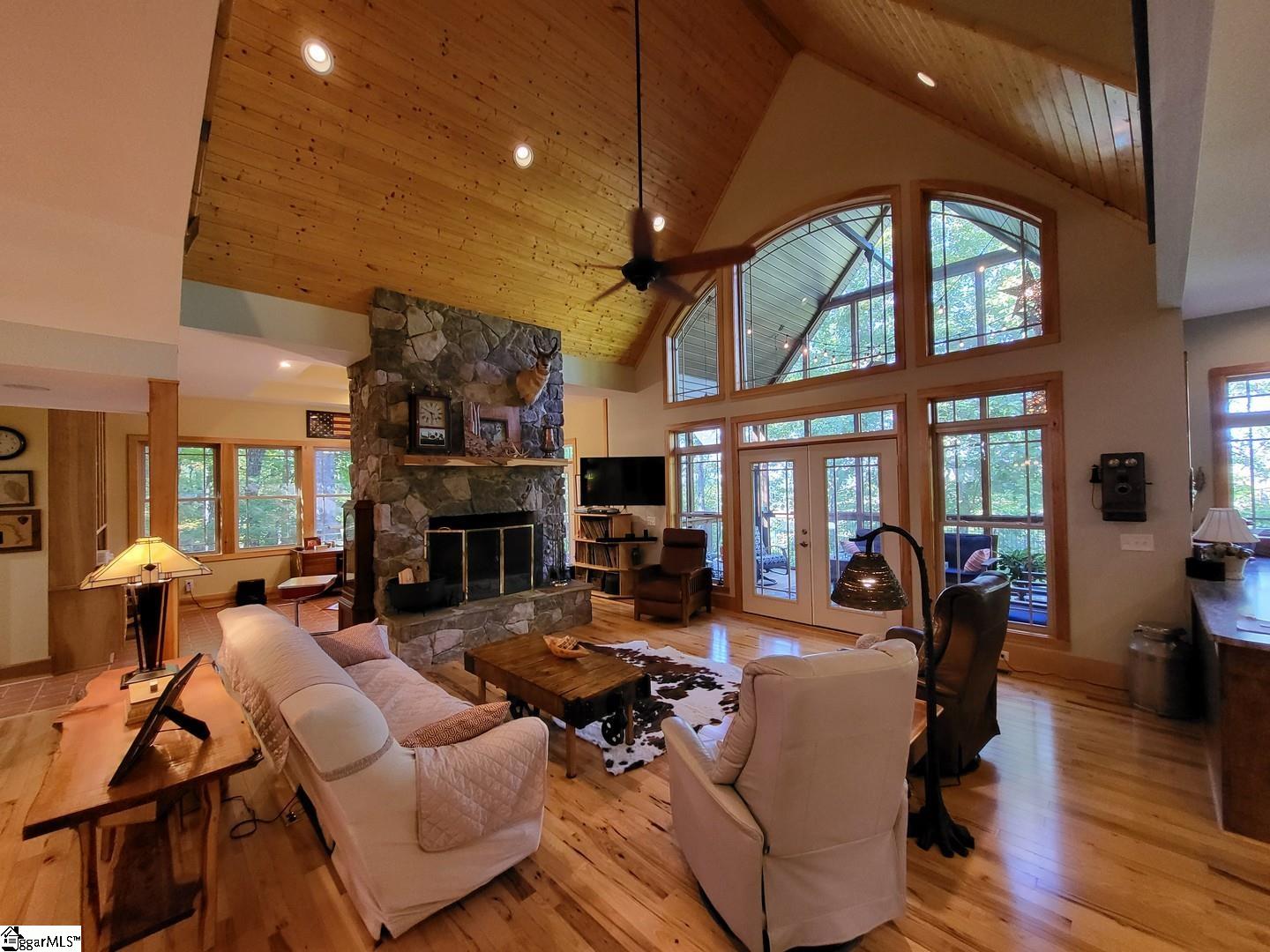 123 Summit Pine Property Photo 4