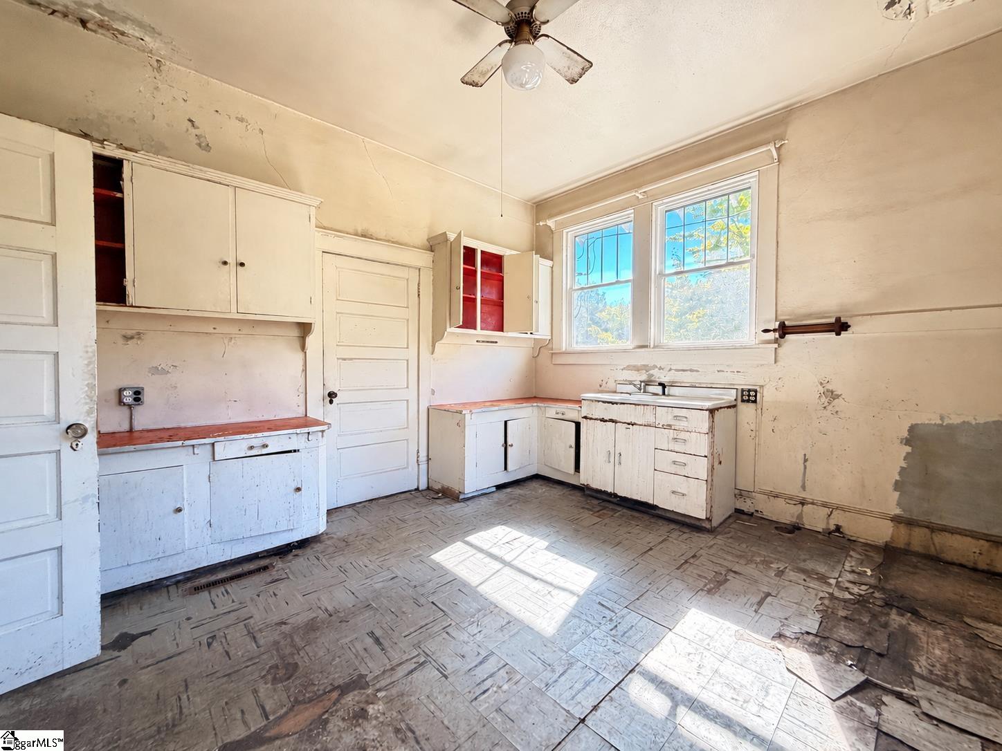 9102 Old Laurens Road Property Photo 3