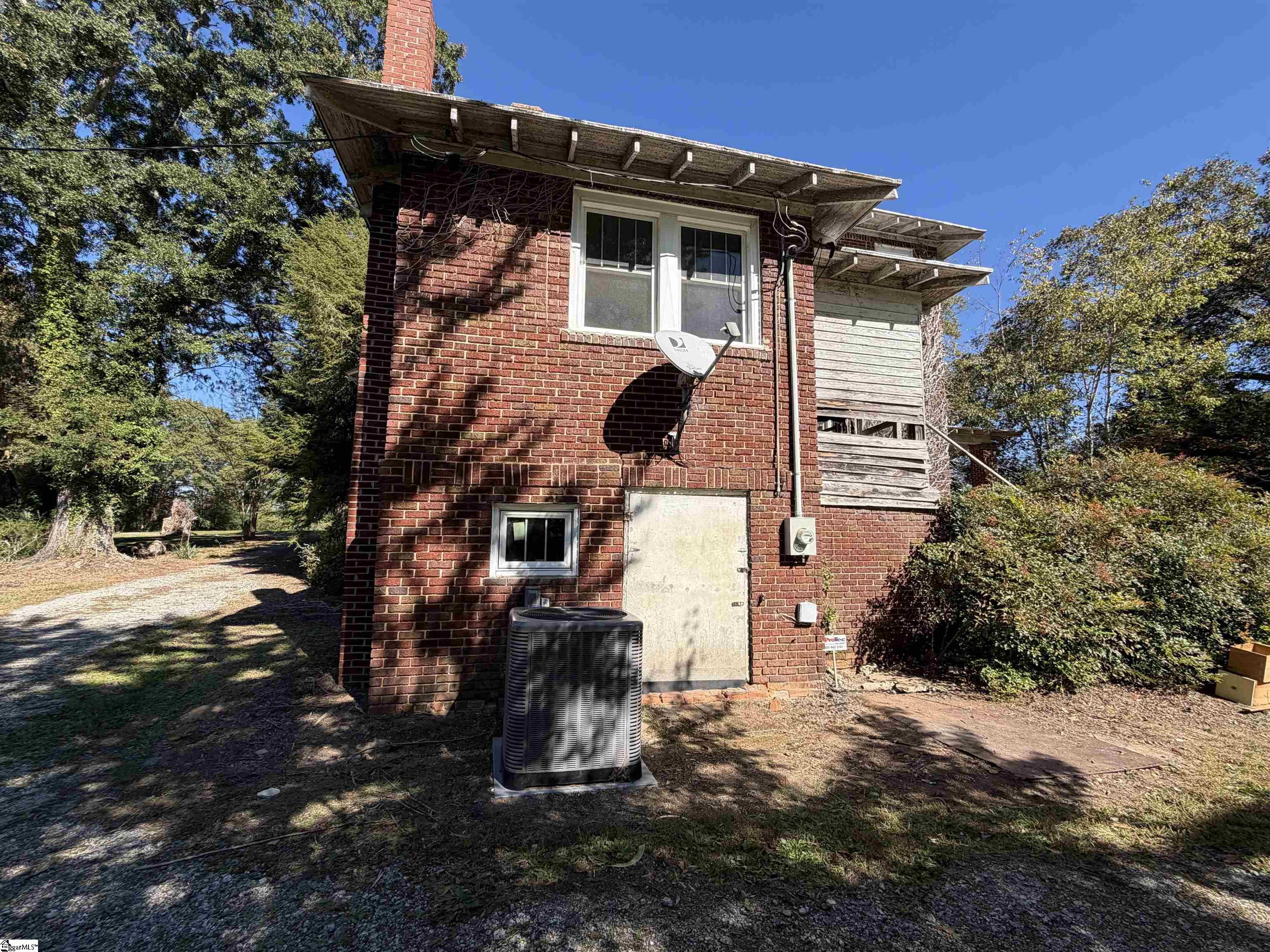 9102 Old Laurens Road Property Photo 11