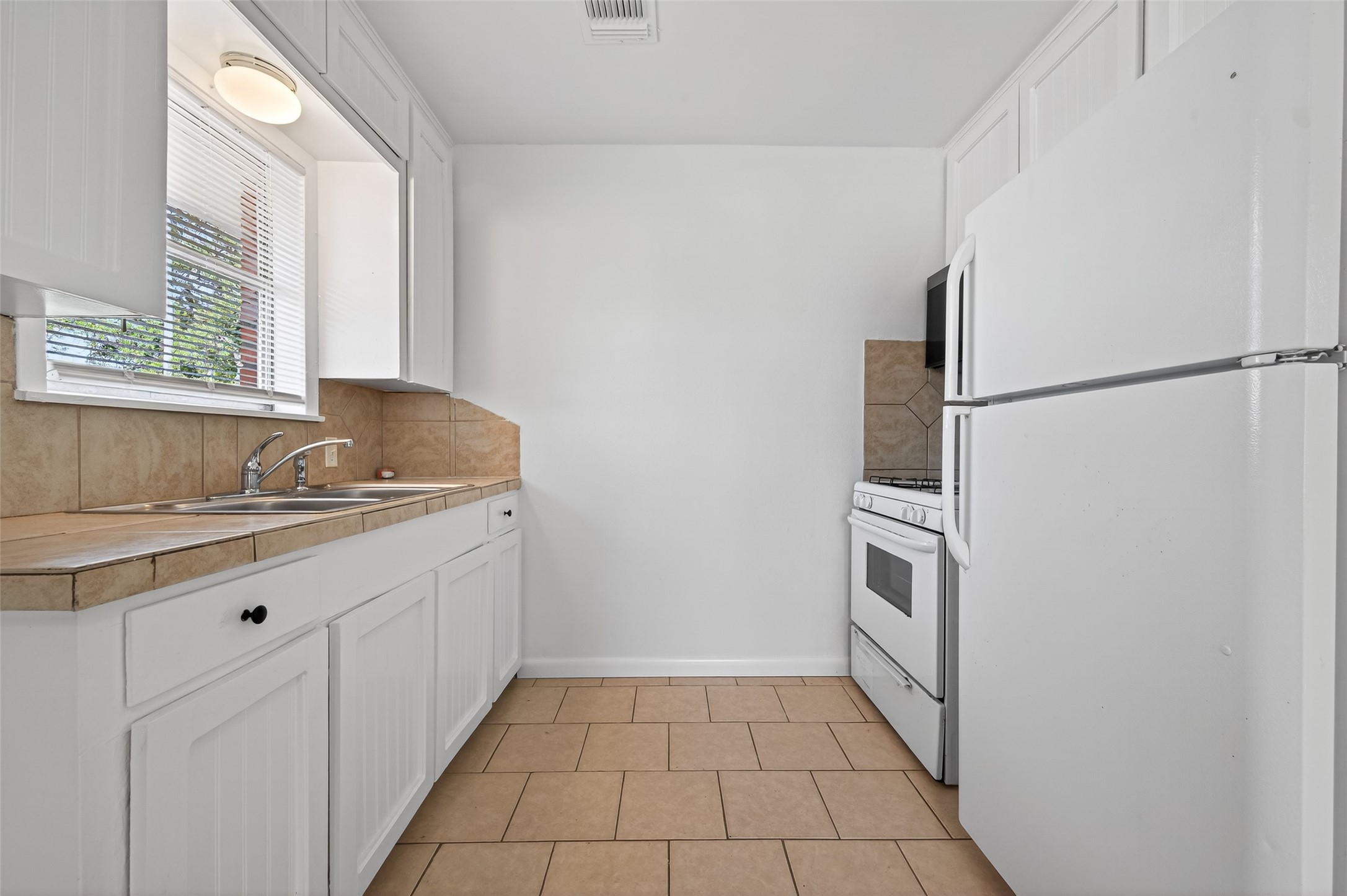 312 Travis Street Property Photo 10