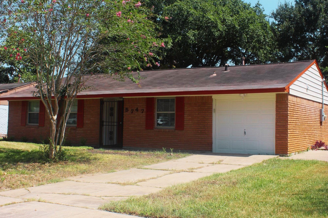 5747 Greencraig Drive Property Photo 1