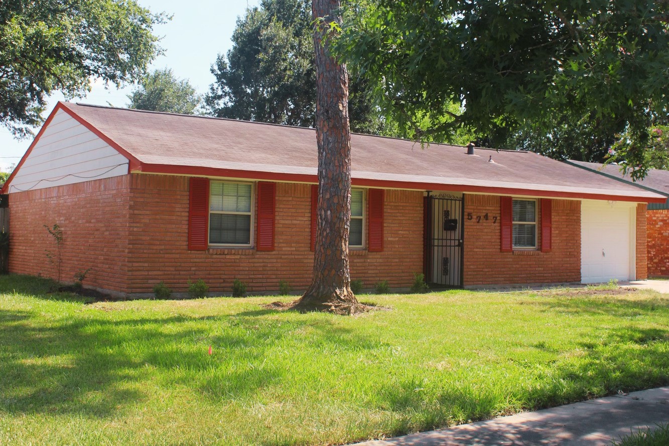 5747 Greencraig Drive Property Photo 2