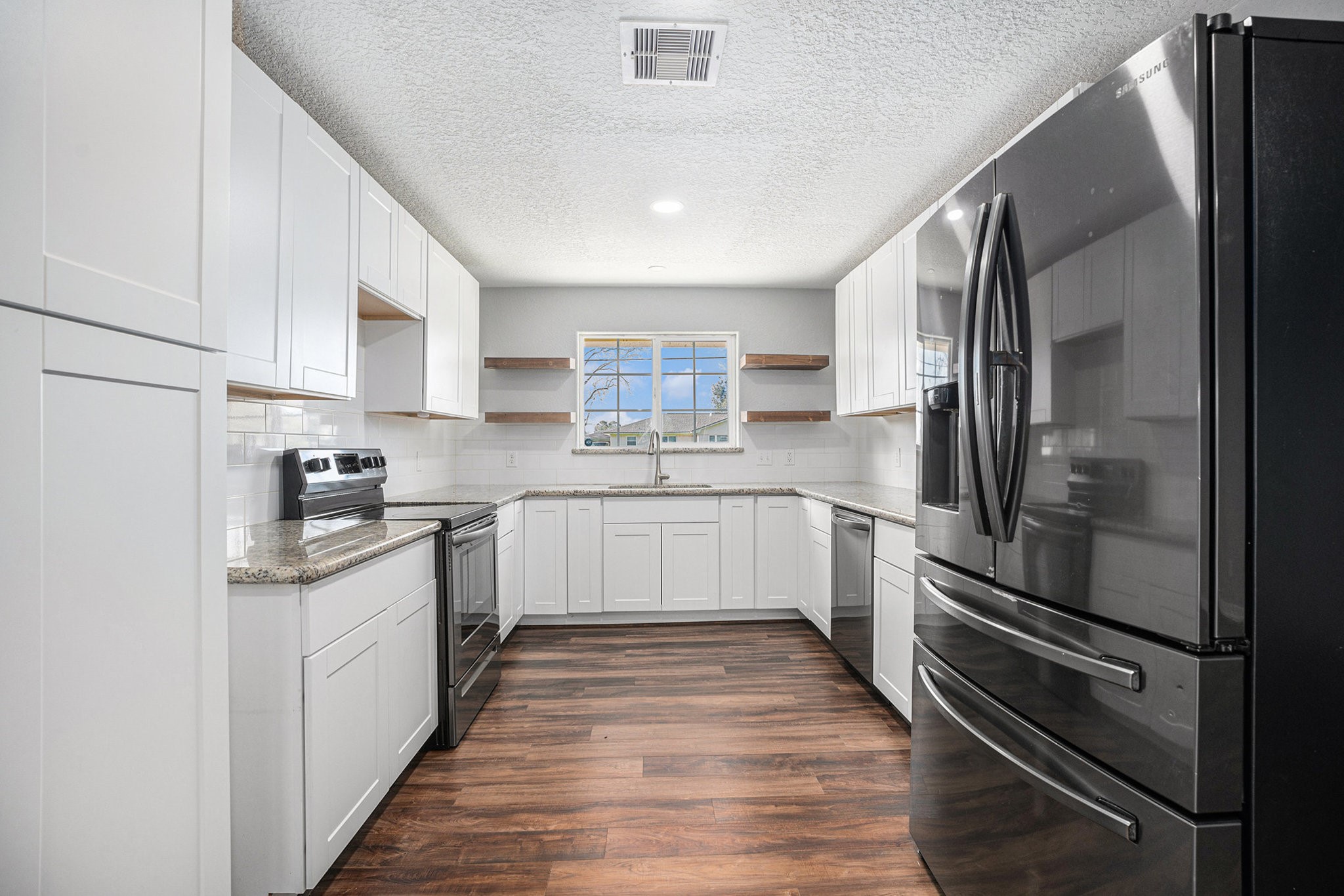 111 Lazy Lane Property Photo 4