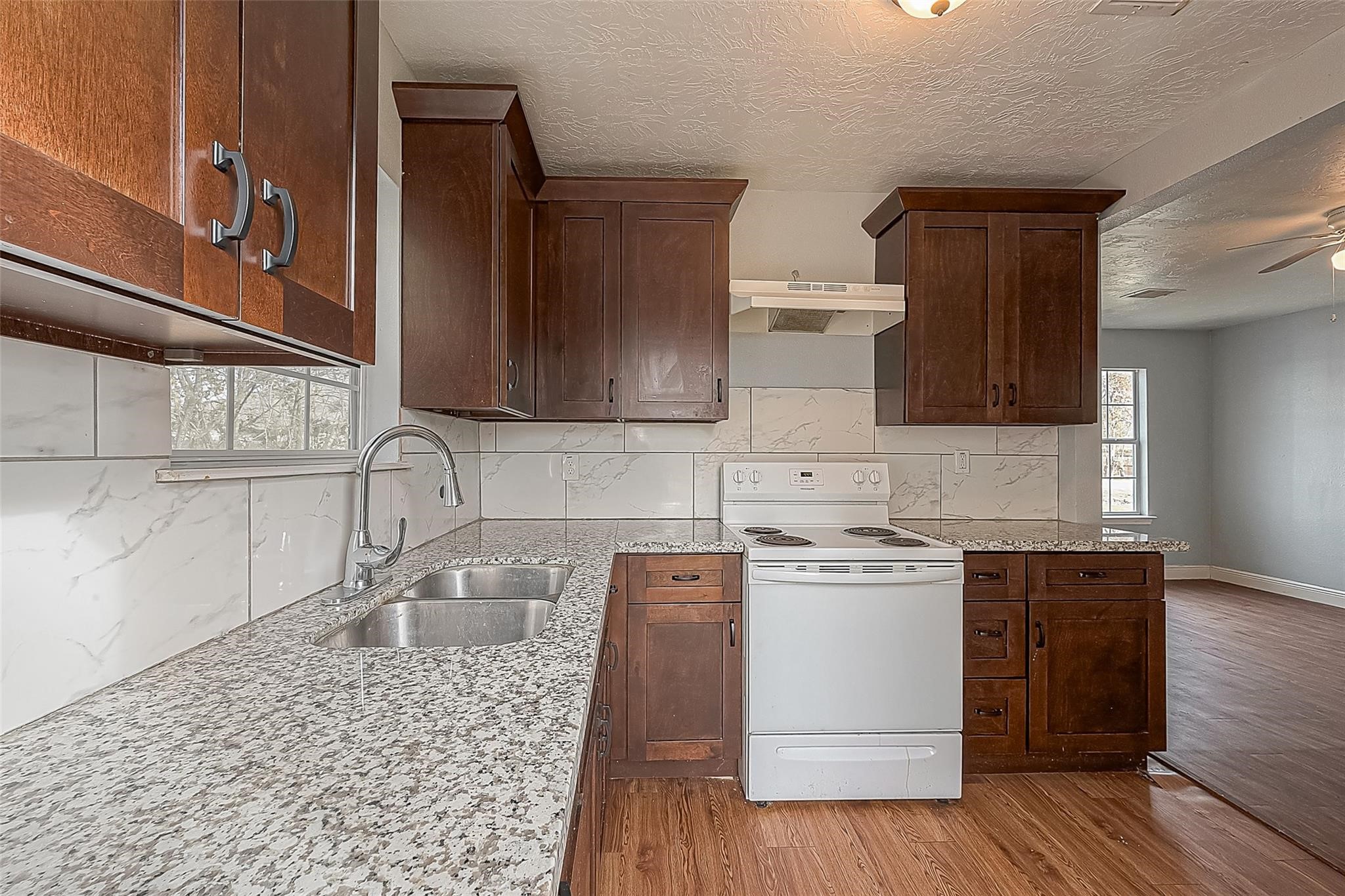 4006 Sunflower Street Property Photo 1