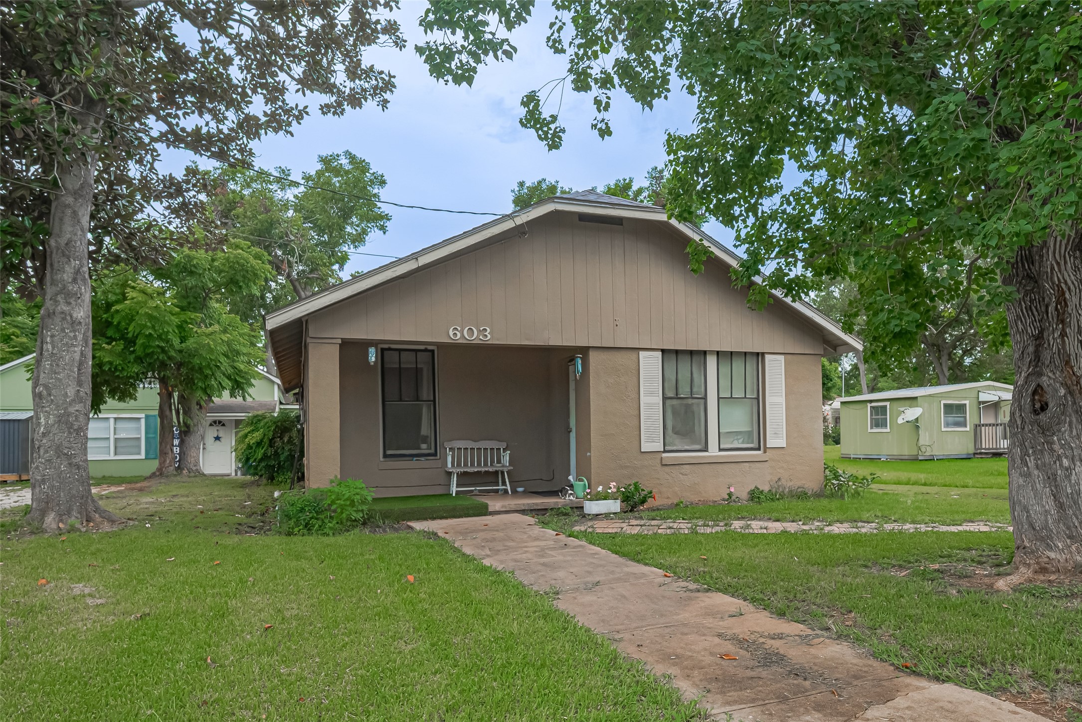 603 N Resident Street Property Photo 1