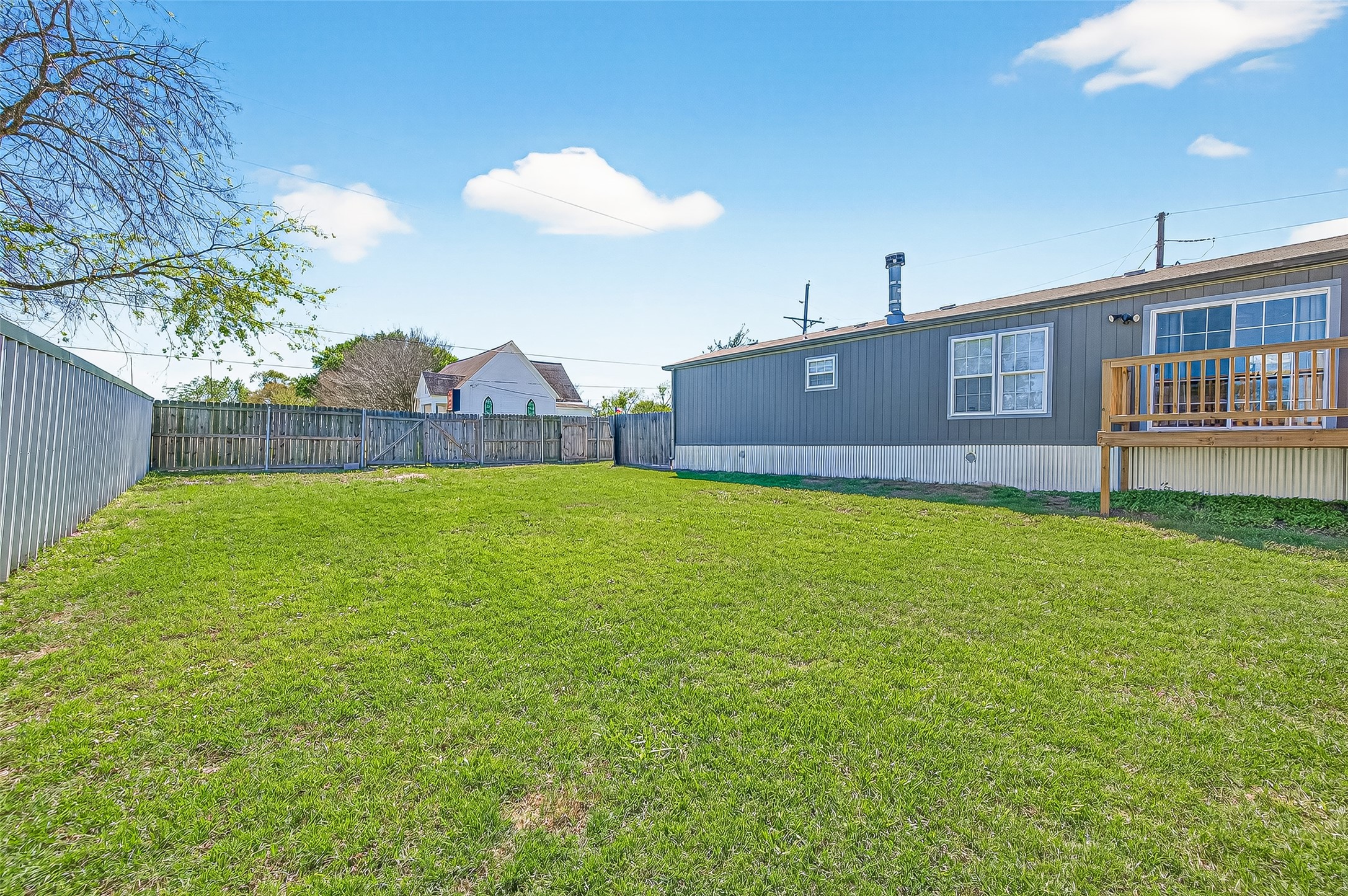 22218 Madison Street Property Photo 6