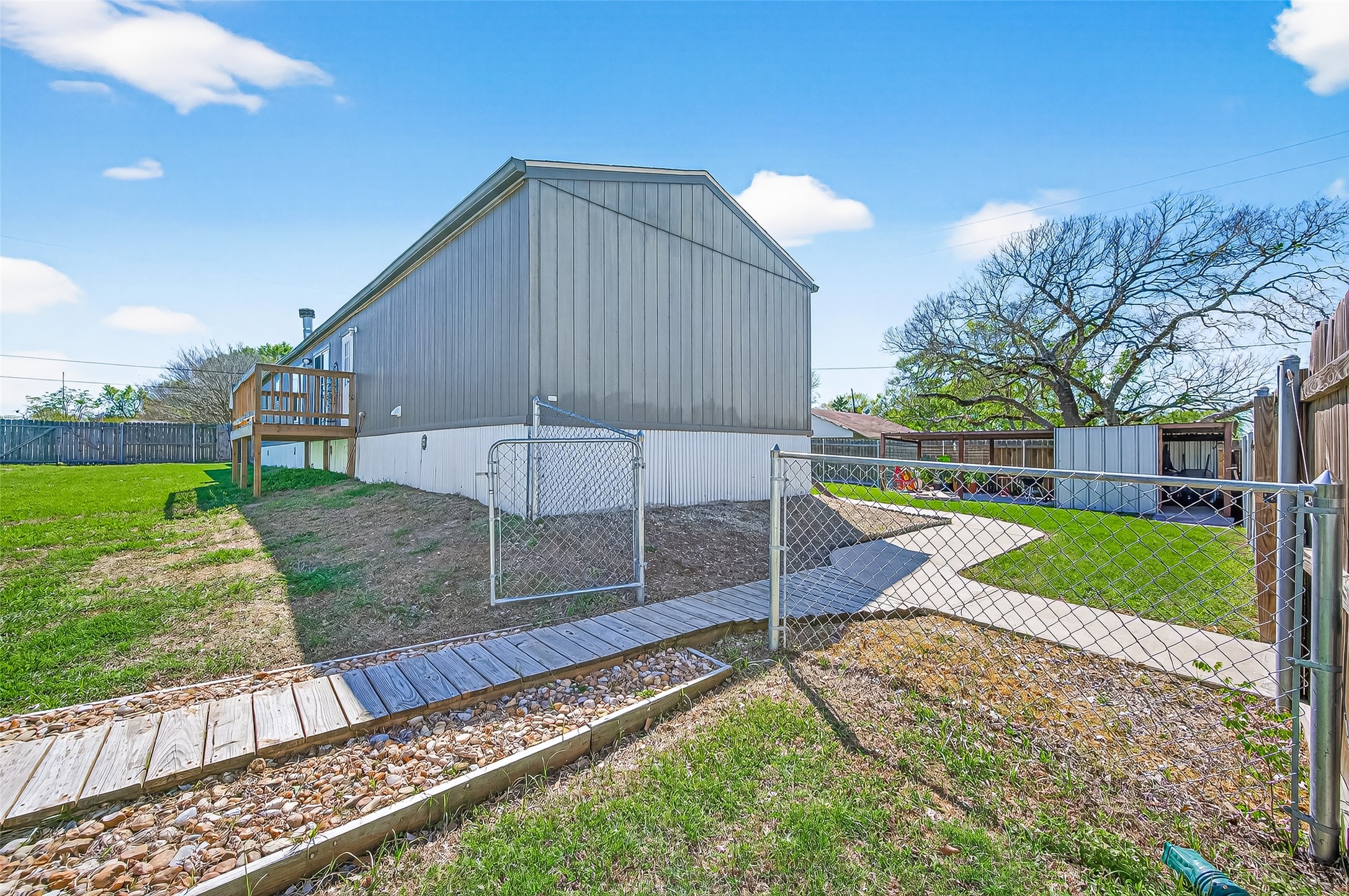 22218 Madison Street Property Photo 8