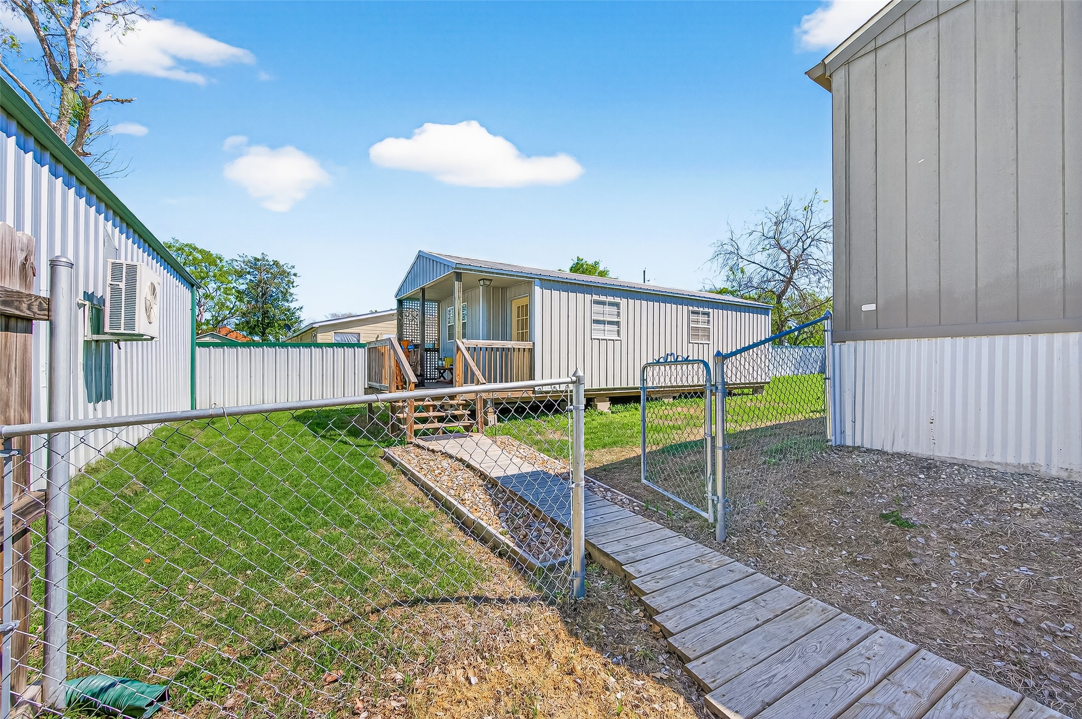 22218 Madison Street Property Photo 10