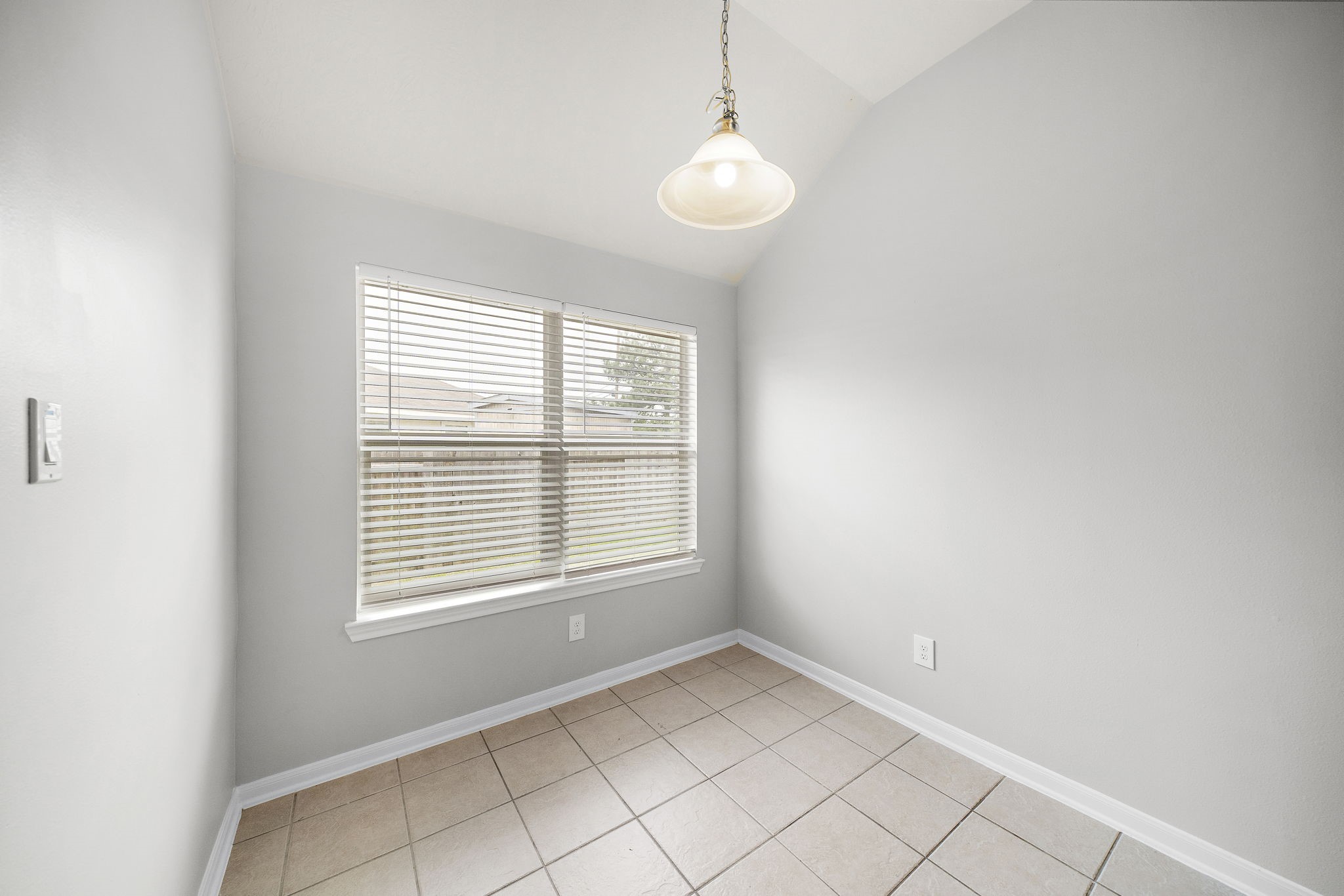 26218 Lillian Springs Property Photo 5