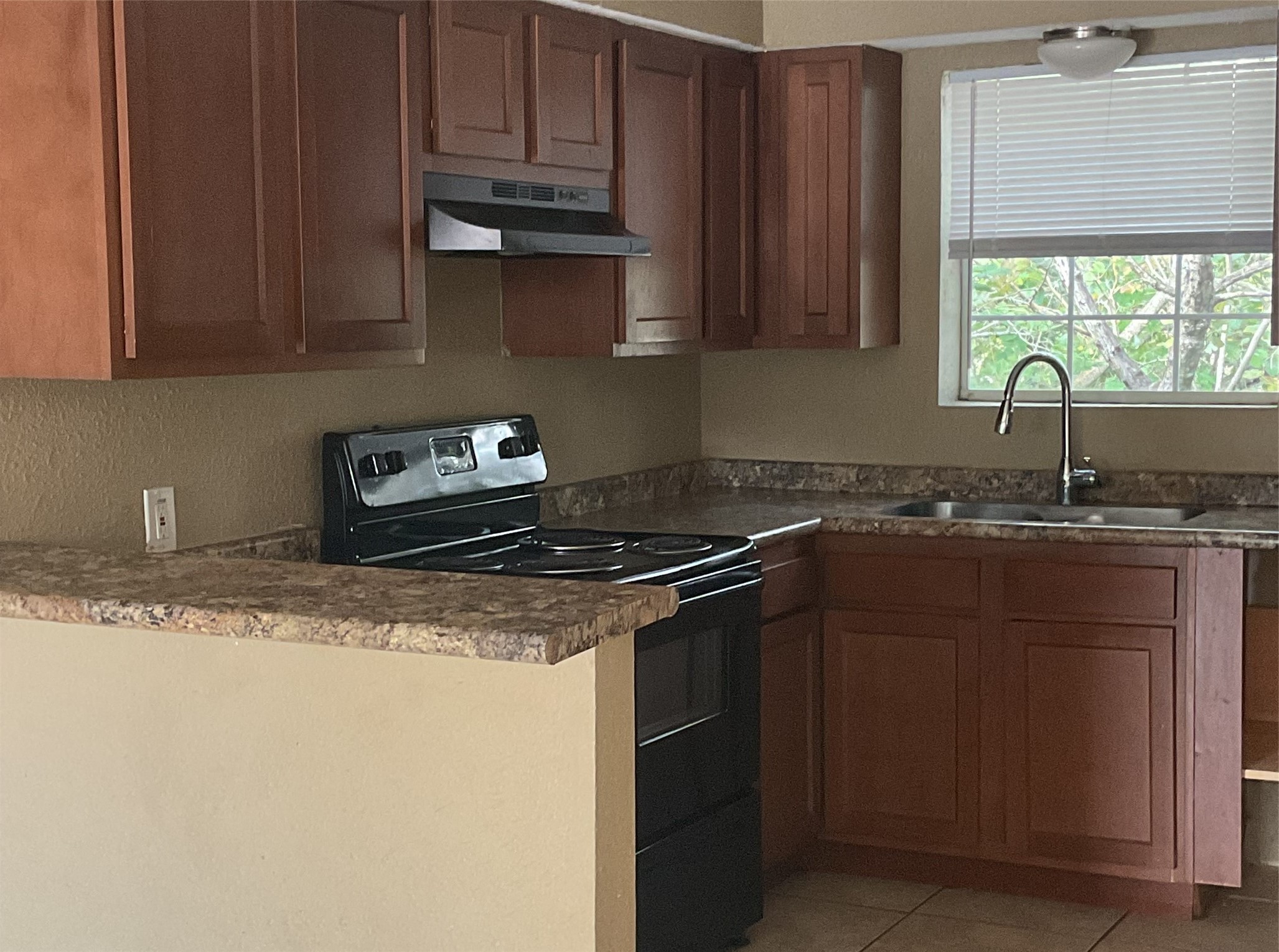 1502 Oleander Property Photo 5
