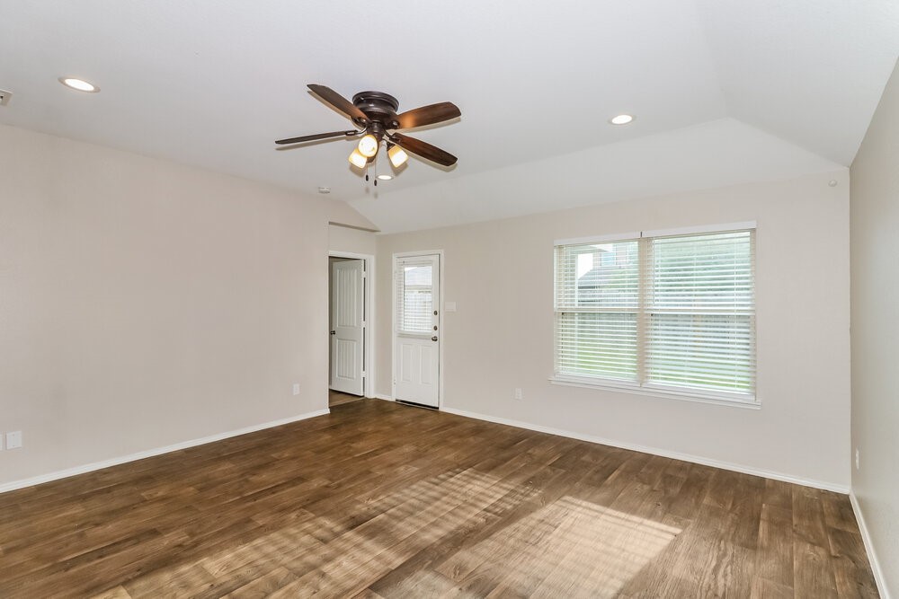 8102 Rose Petals Lane Property Photo 3