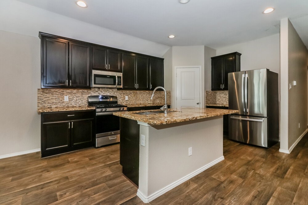 8102 Rose Petals Lane Property Photo 6