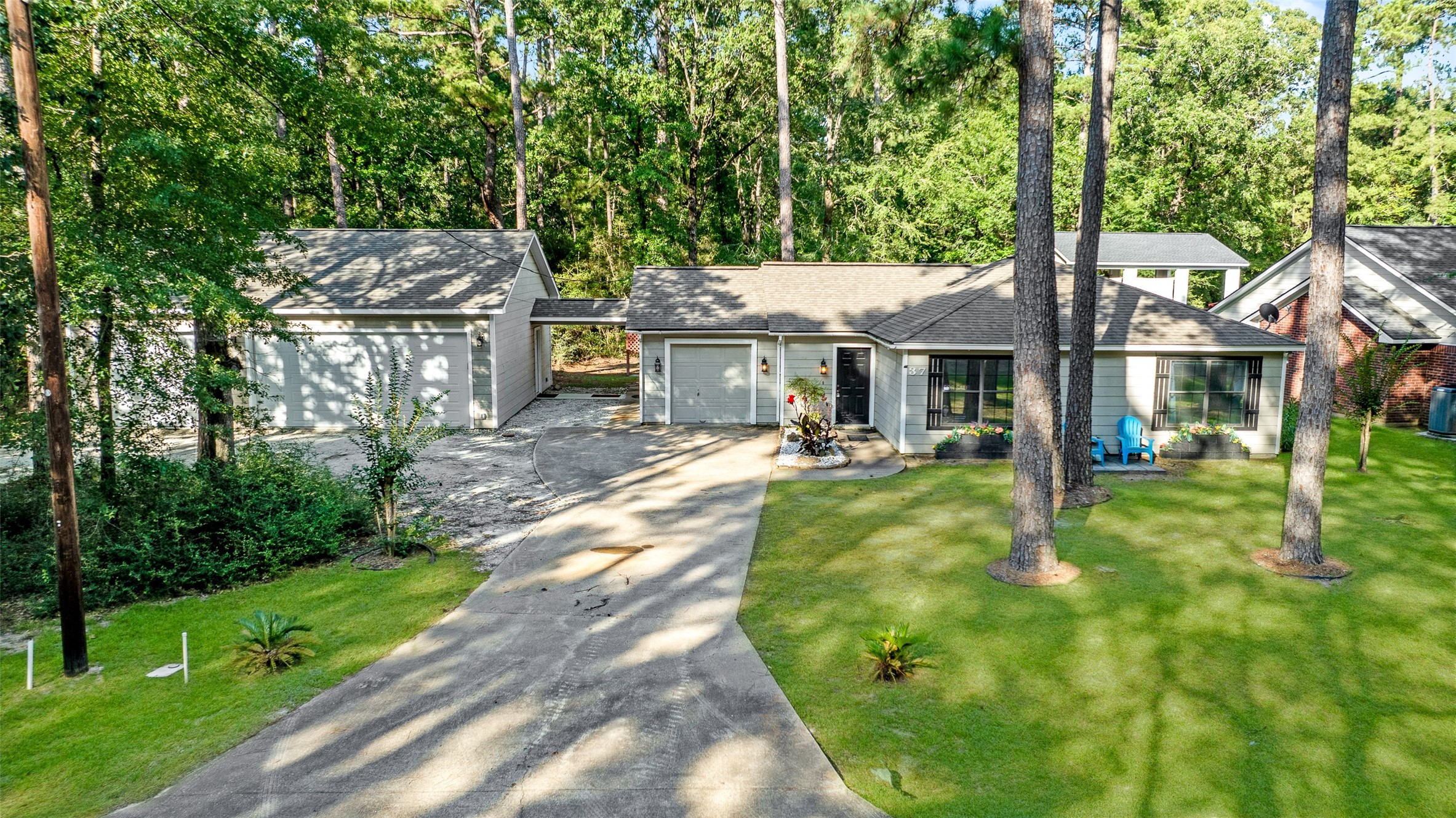37 Spreading Oak Property Photo 1