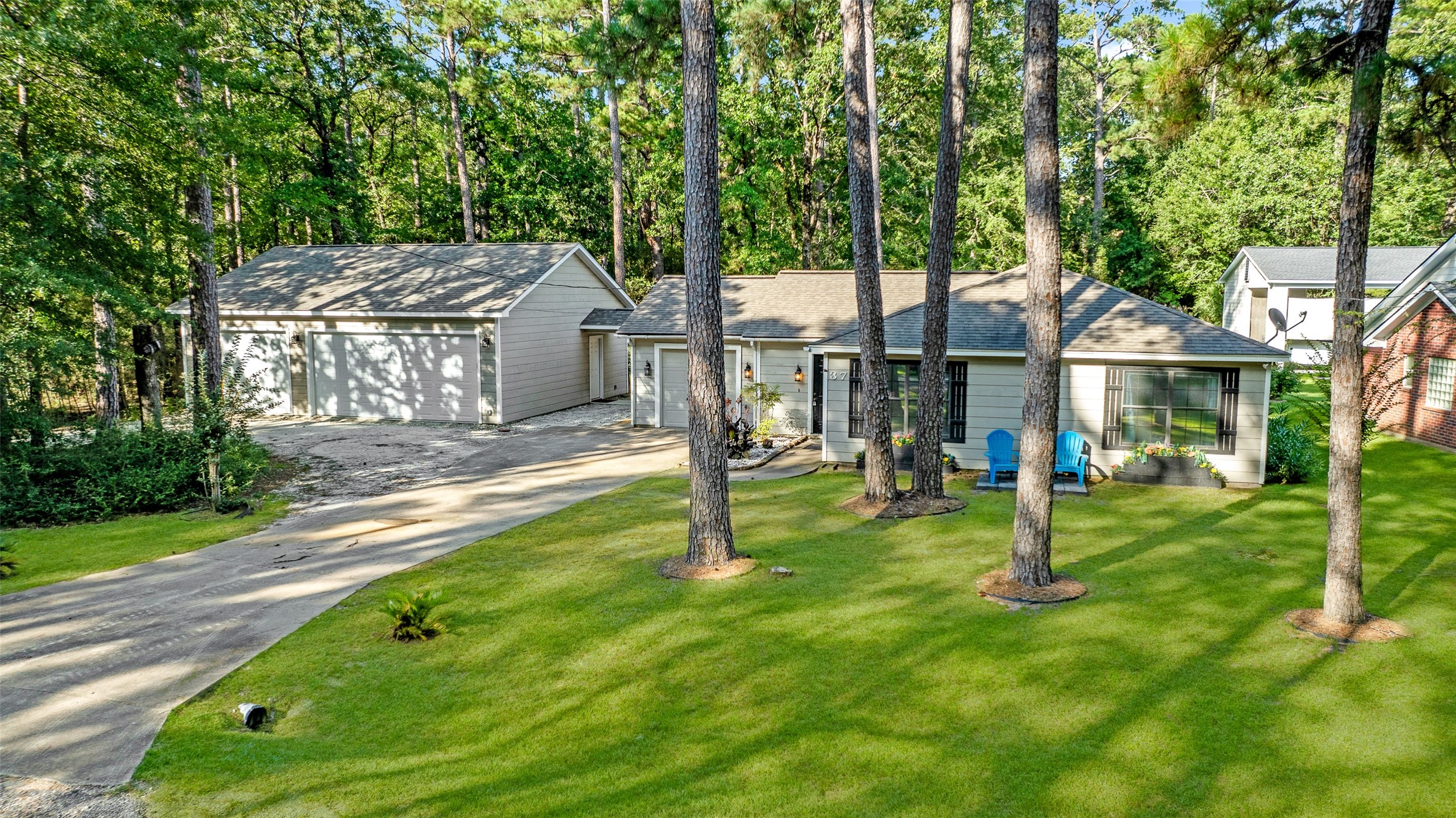 37 Spreading Oak Property Photo 2