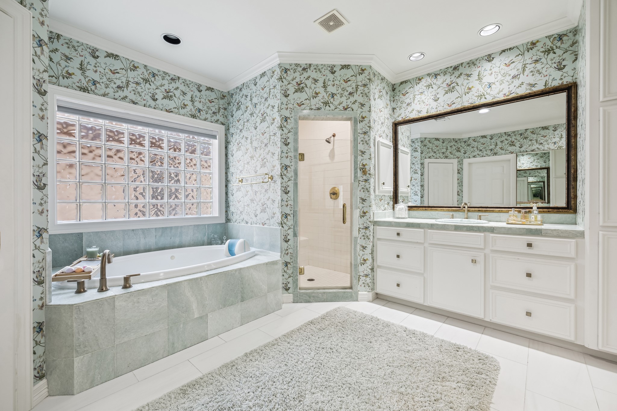 130 Park Laureate Property Photo 22