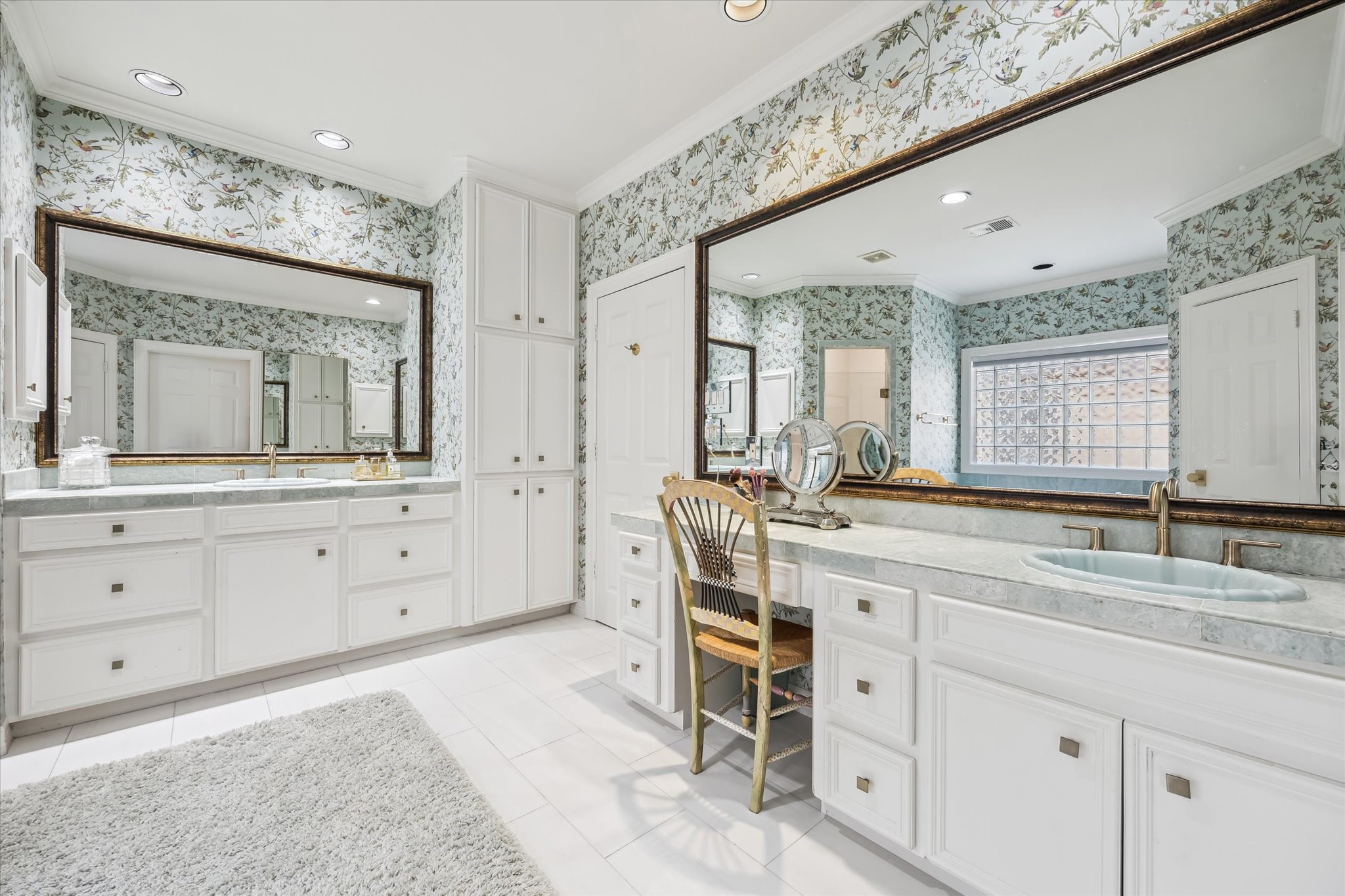 130 Park Laureate Property Photo 23