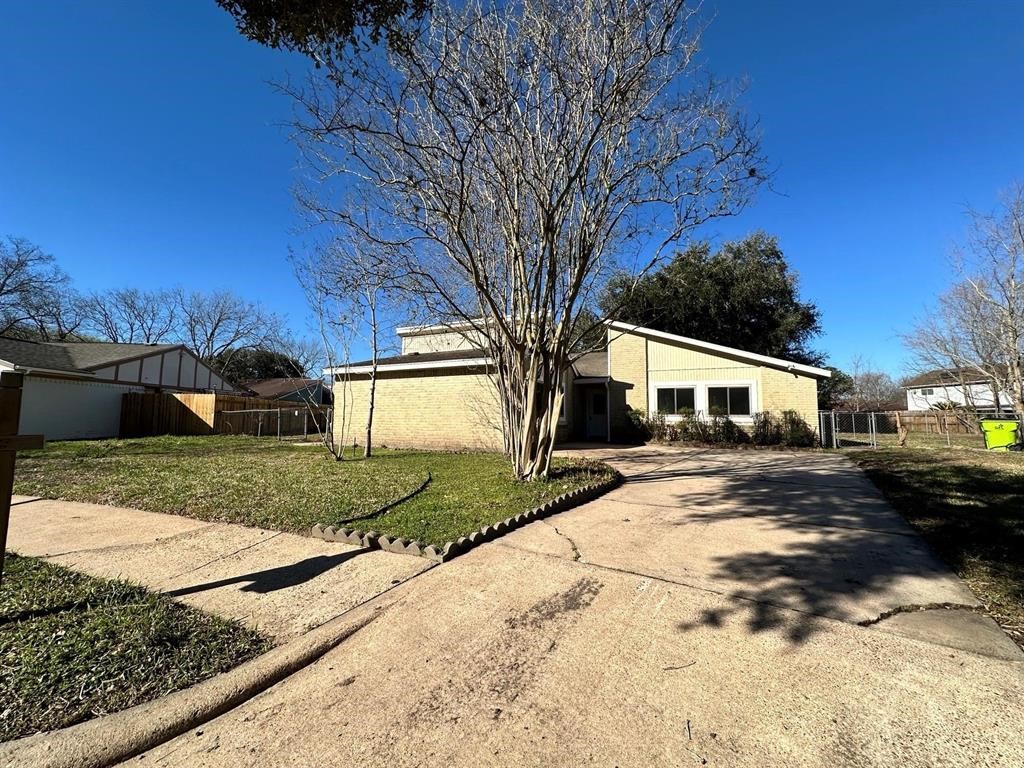 1606 Stone Lake Drive Property Photo 1