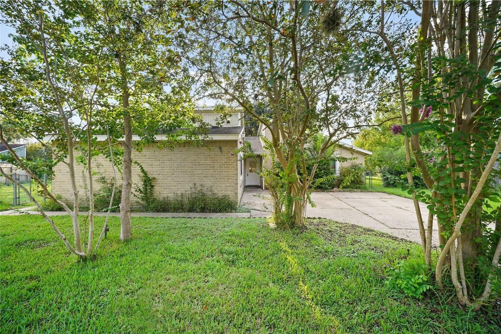 1606 Stone Lake Drive Property Photo 3