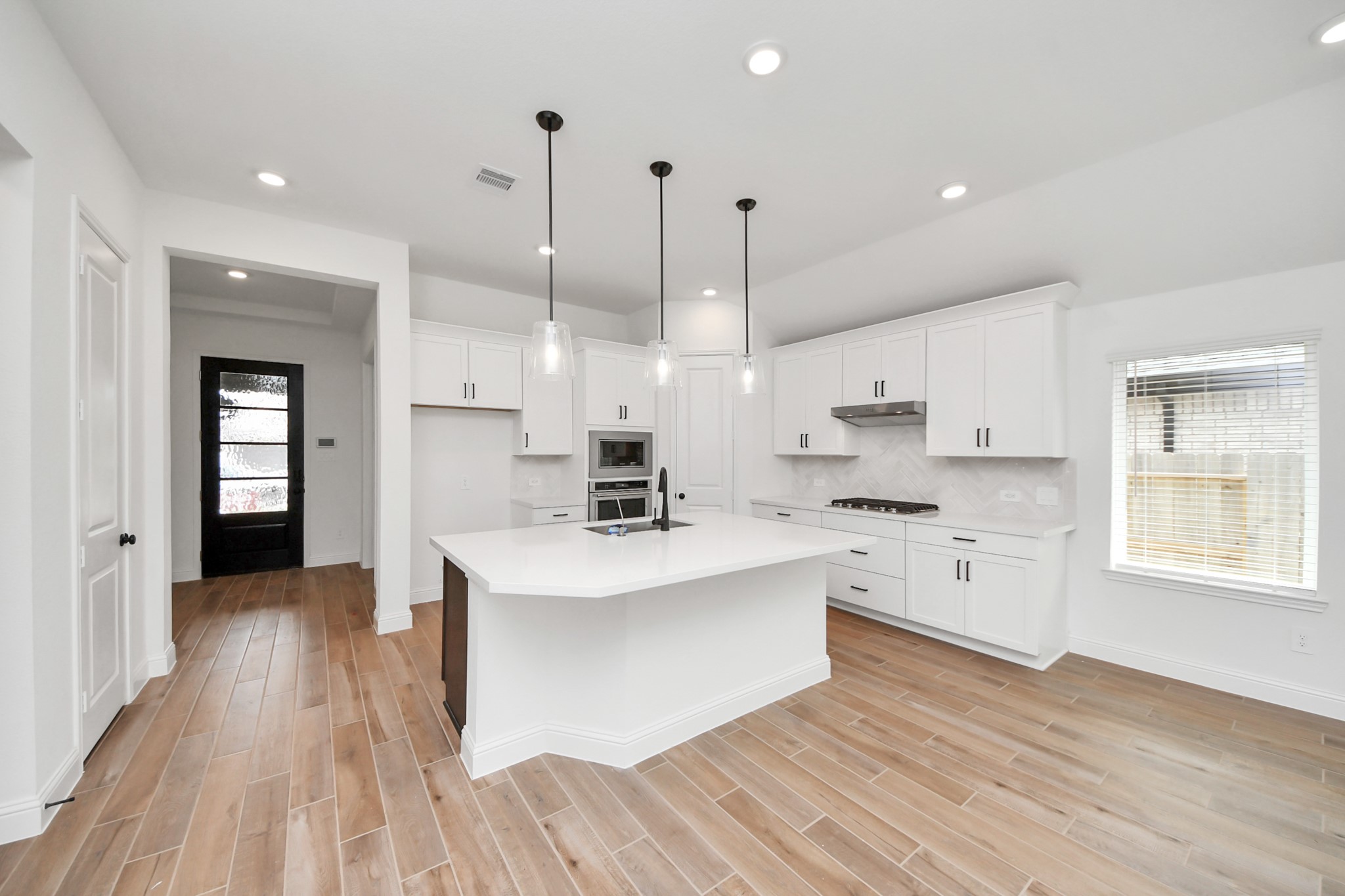 15885 Hayes Market Loop Property Photo 2