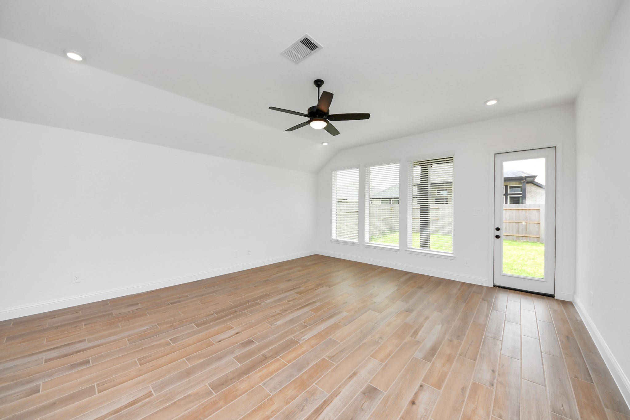15885 Hayes Market Loop Property Photo 3