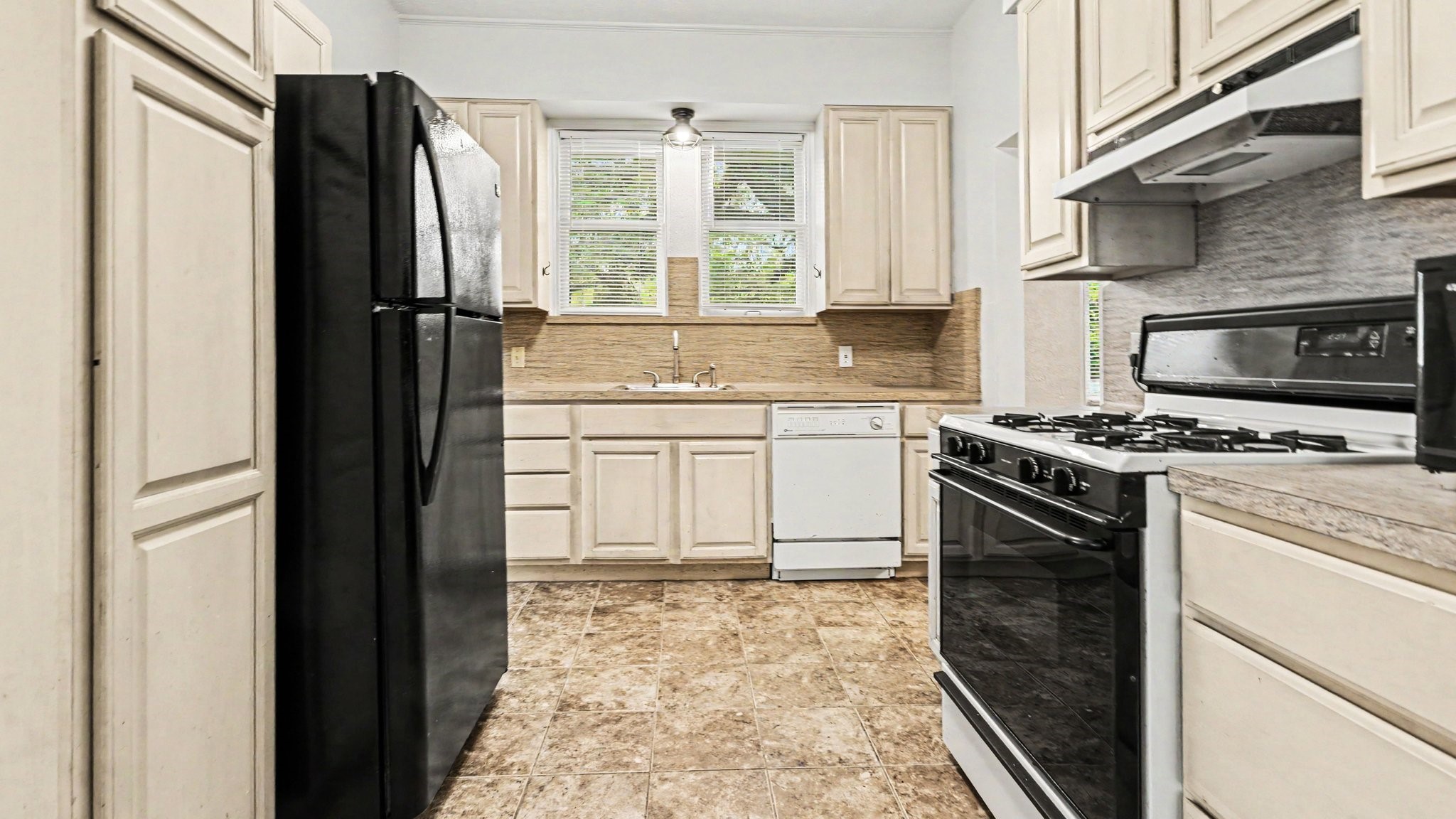 1902 Runneburg Road Property Photo 14