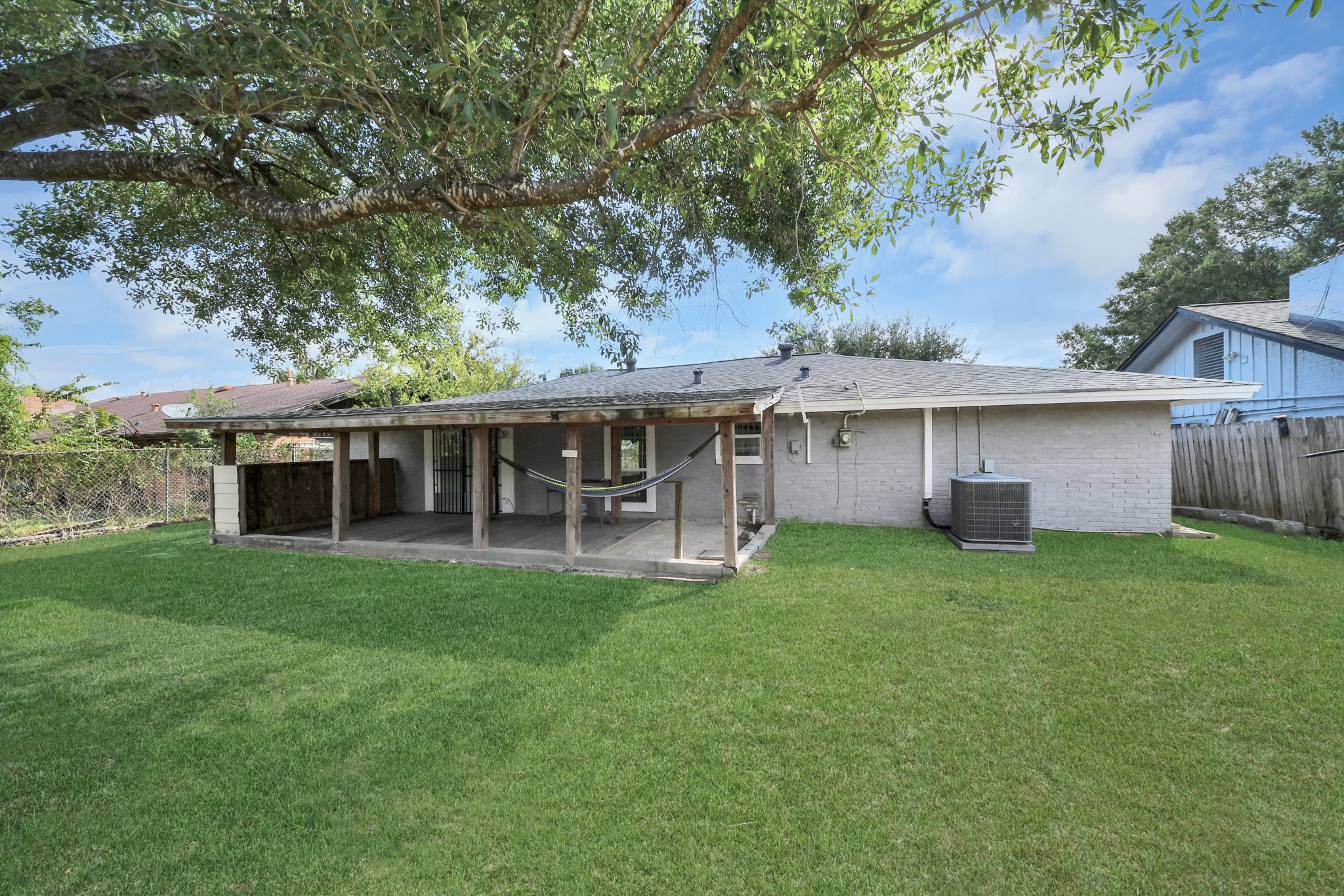 9422 Pipestone Street Property Photo 4