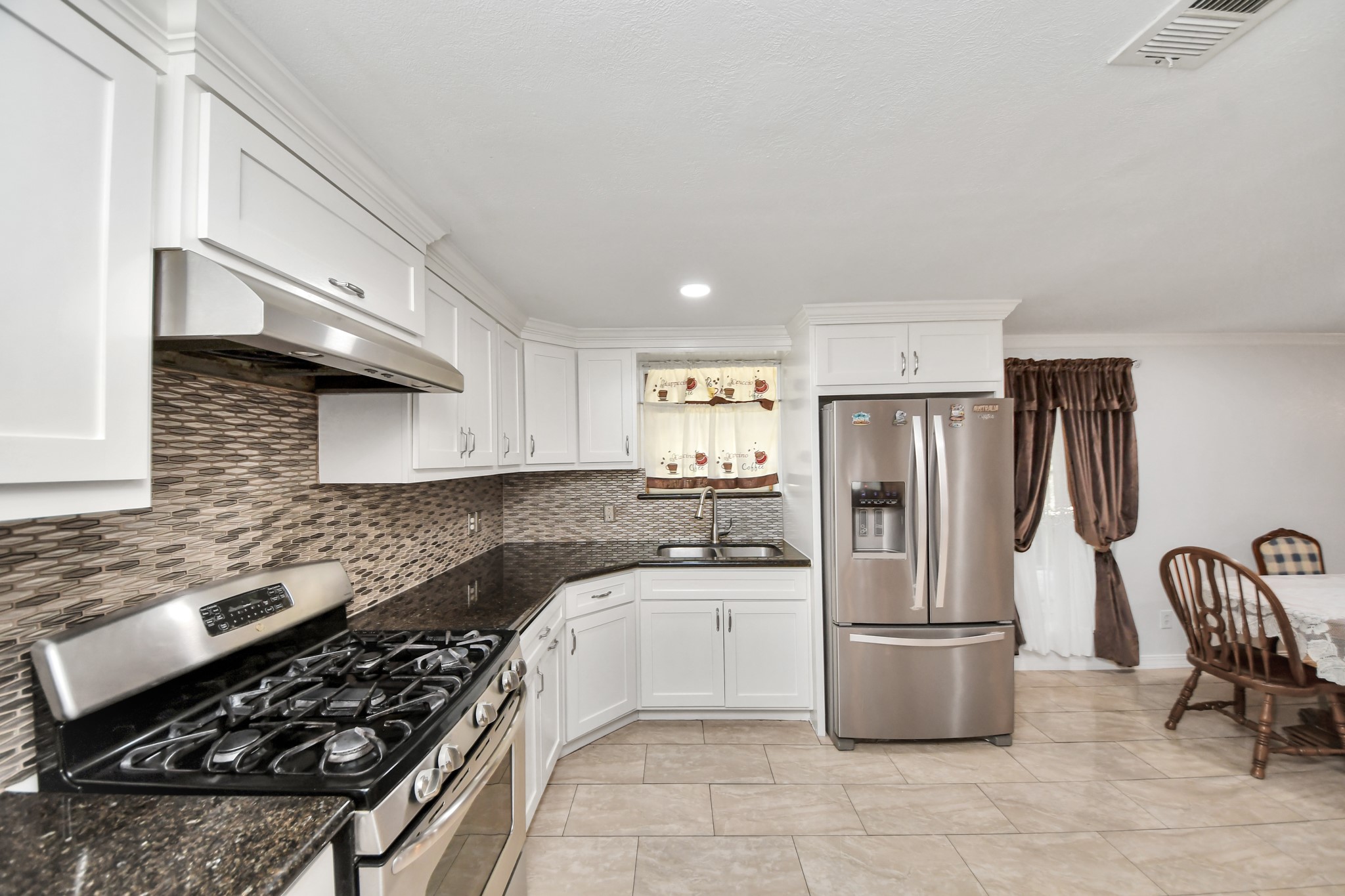 9422 Pipestone Street Property Photo 8