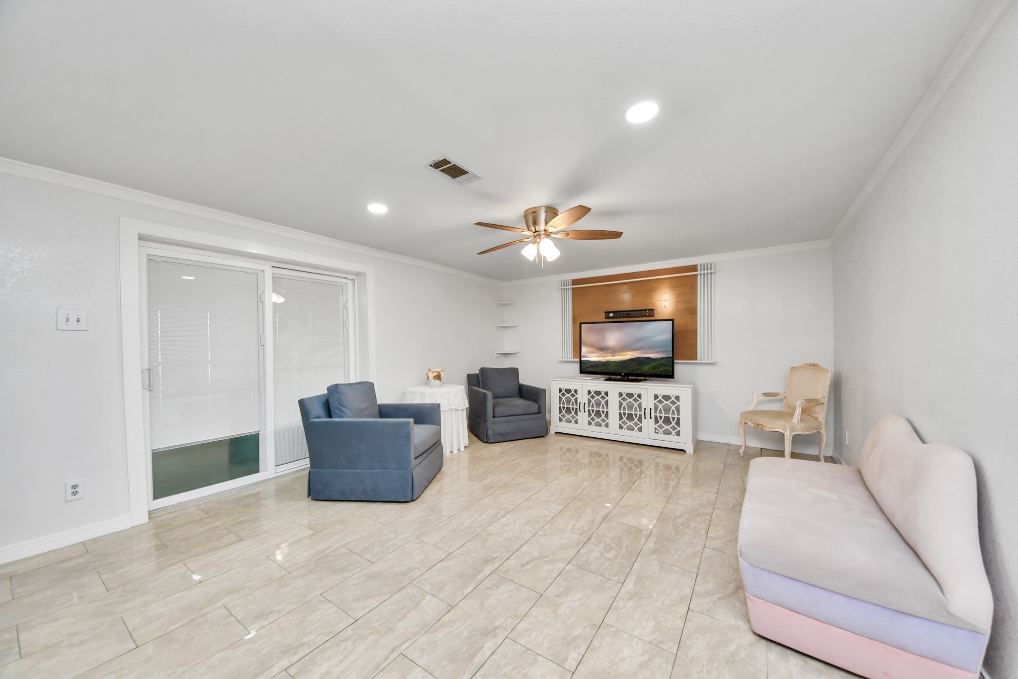 9422 Pipestone Street Property Photo 11