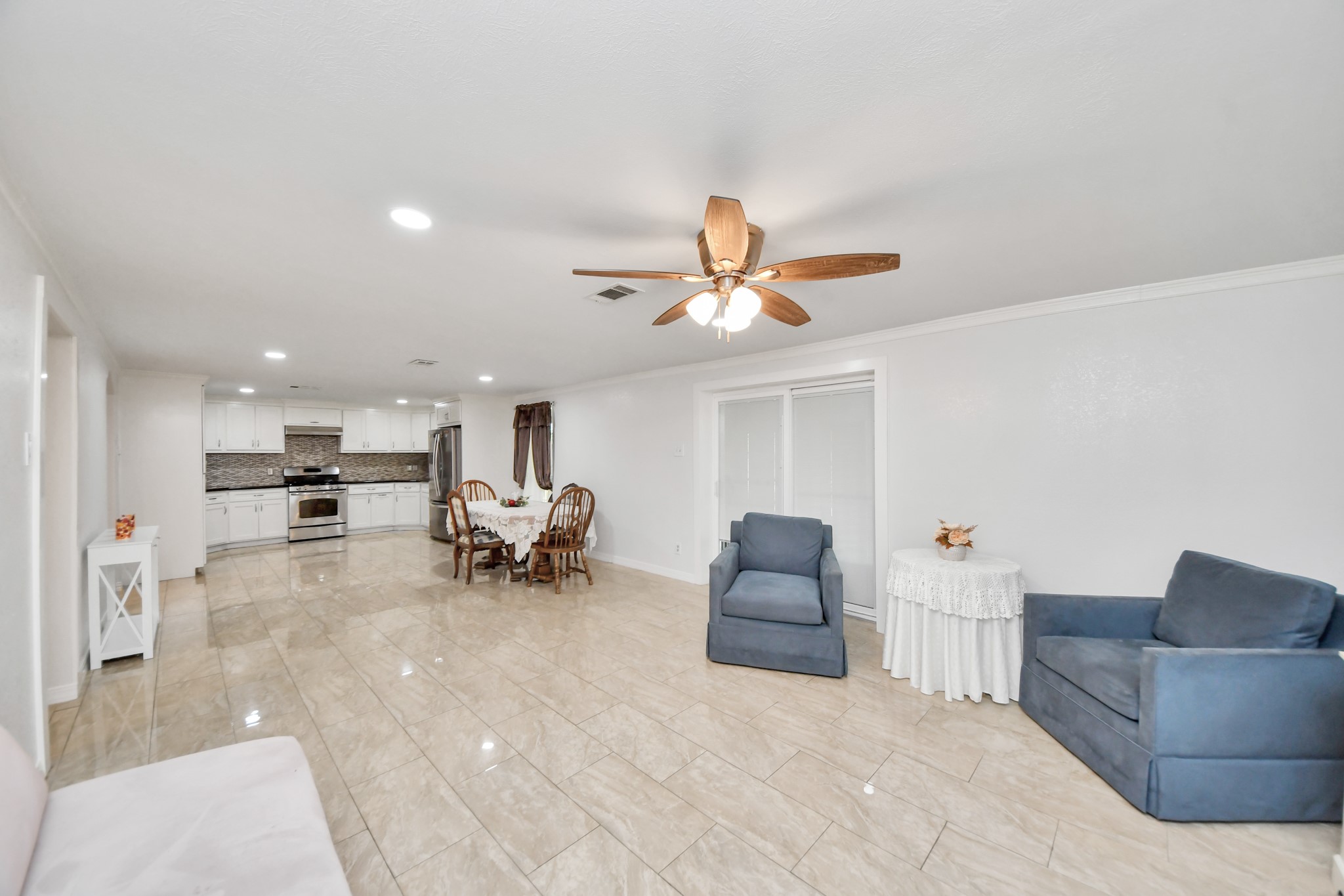 9422 Pipestone Street Property Photo 14