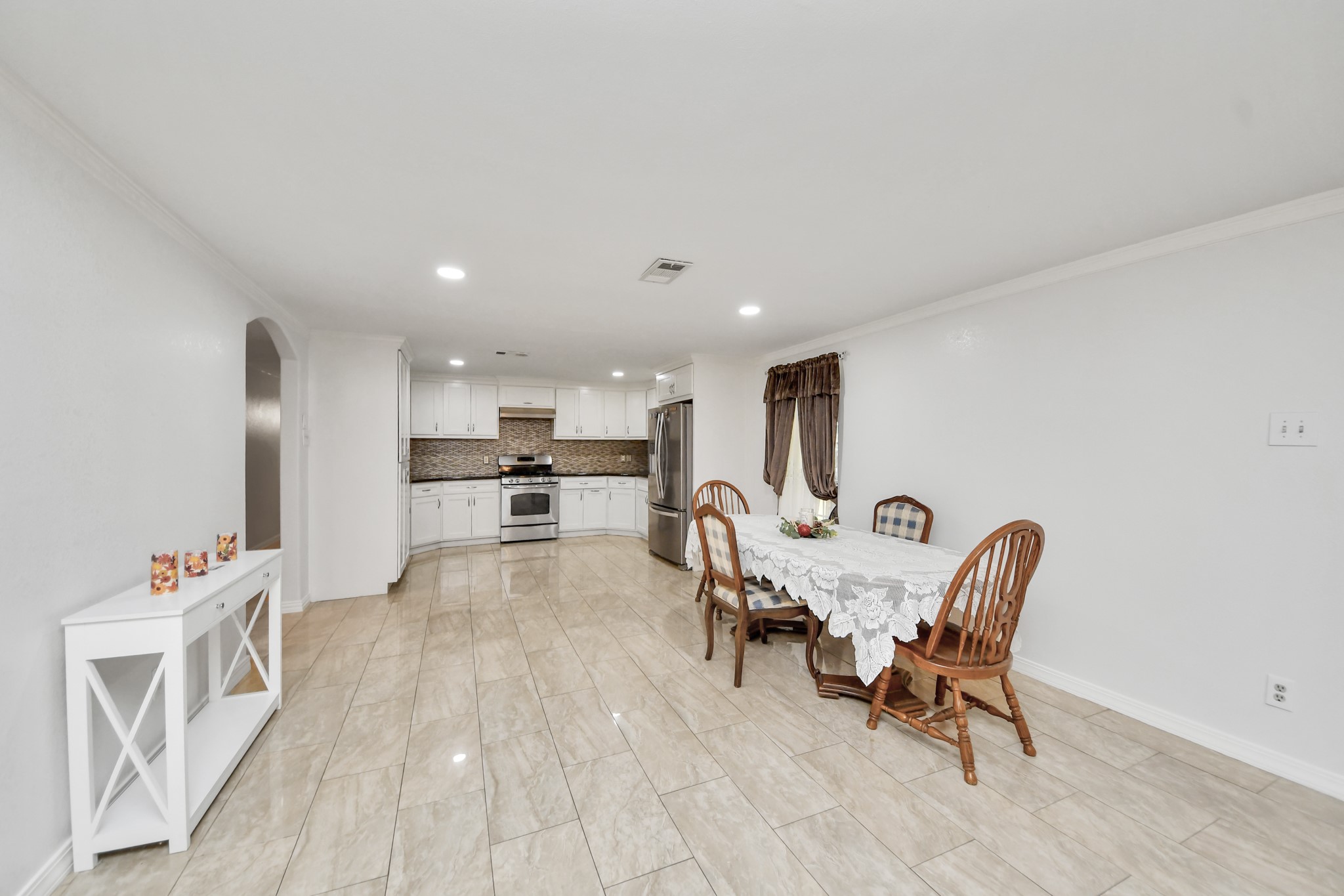 9422 Pipestone Street Property Photo 15