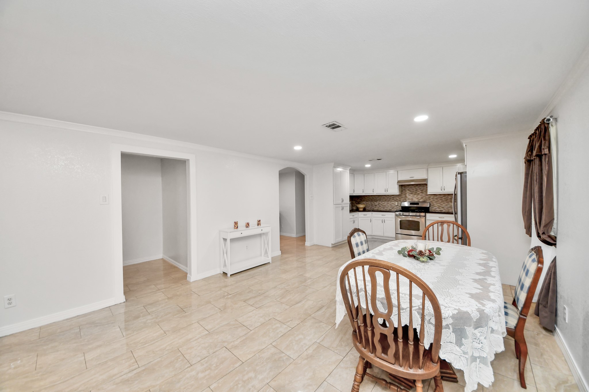9422 Pipestone Street Property Photo 16