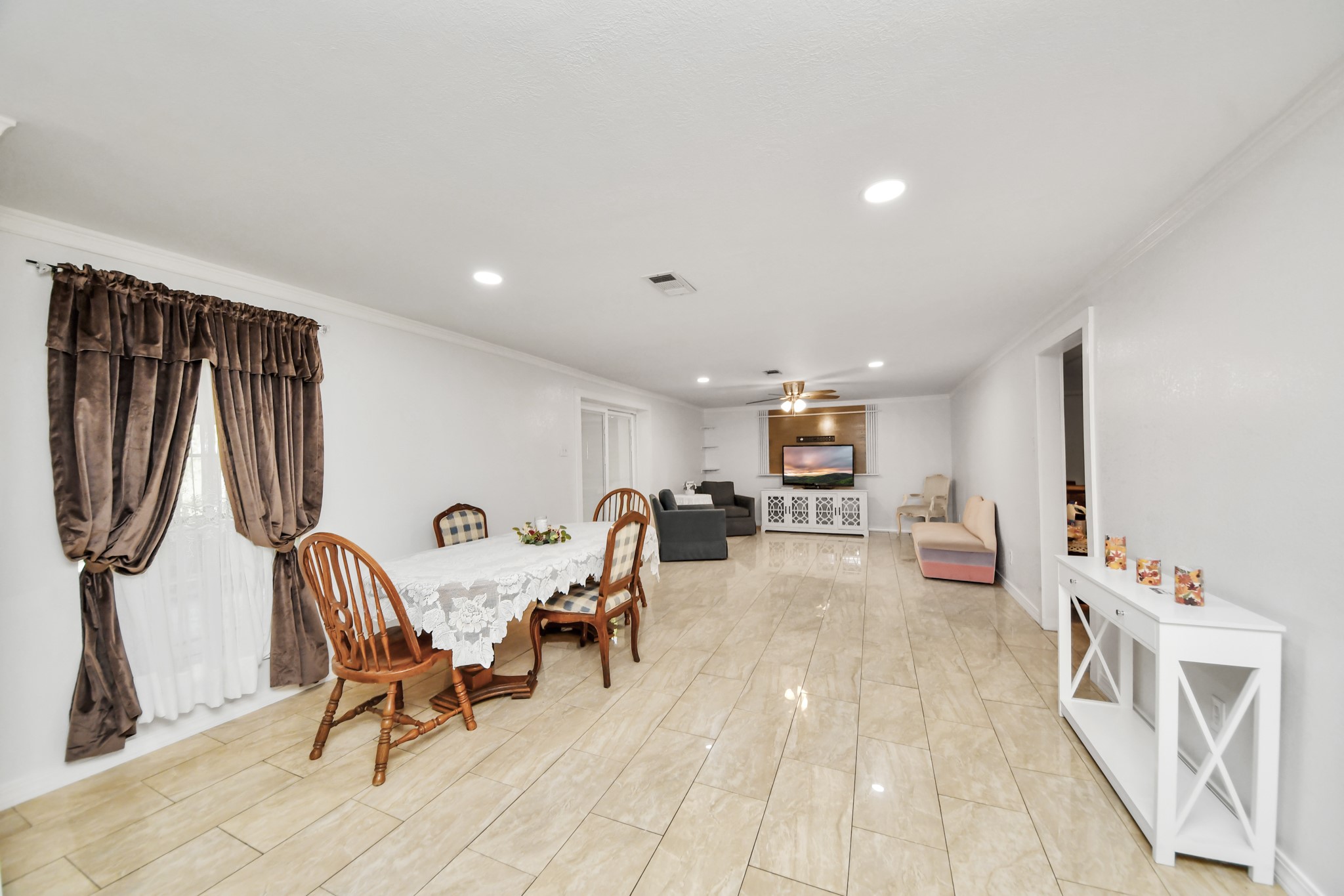 9422 Pipestone Street Property Photo 17