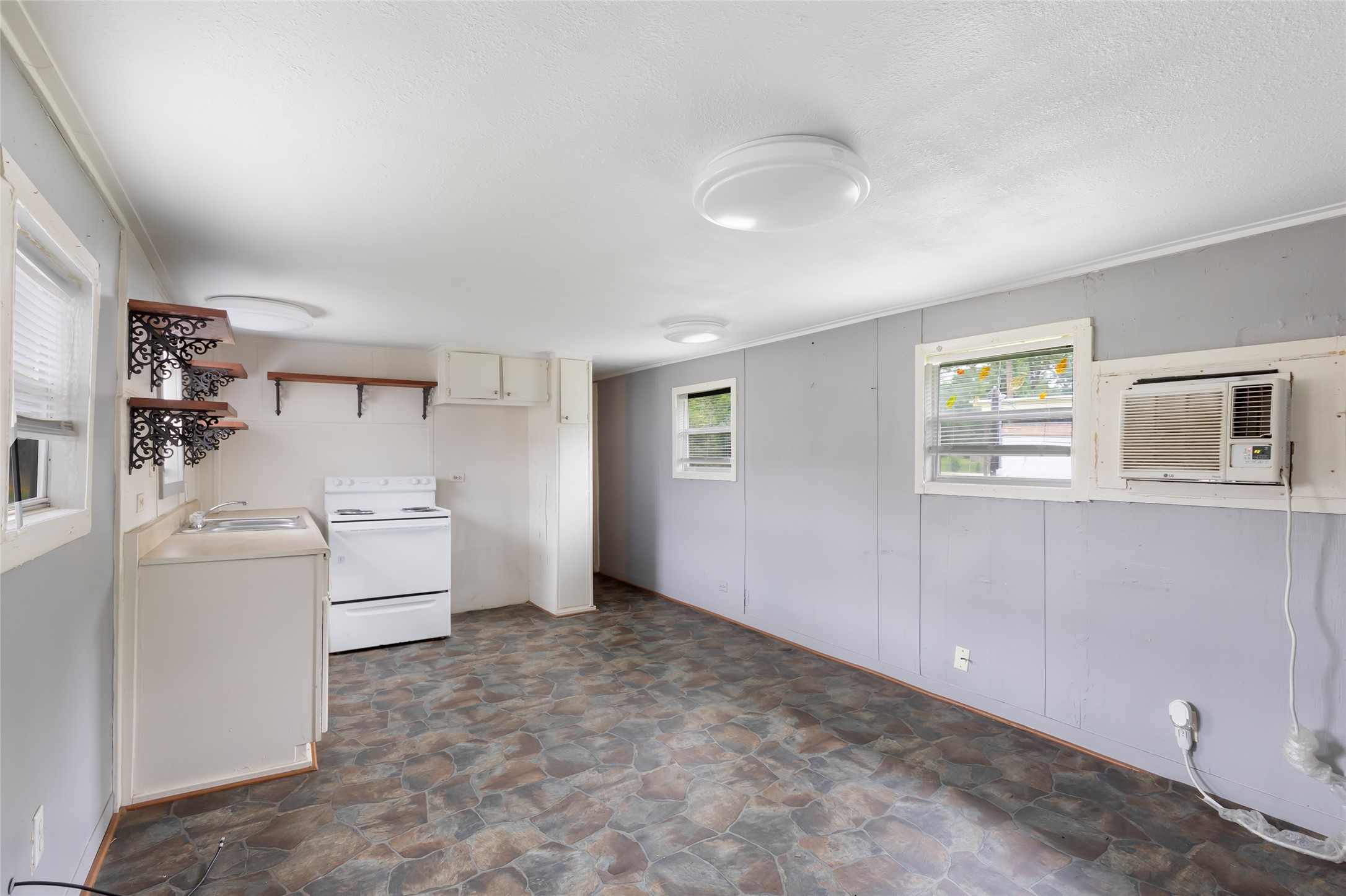 10821 Highway 150, 19 Property Photo 4