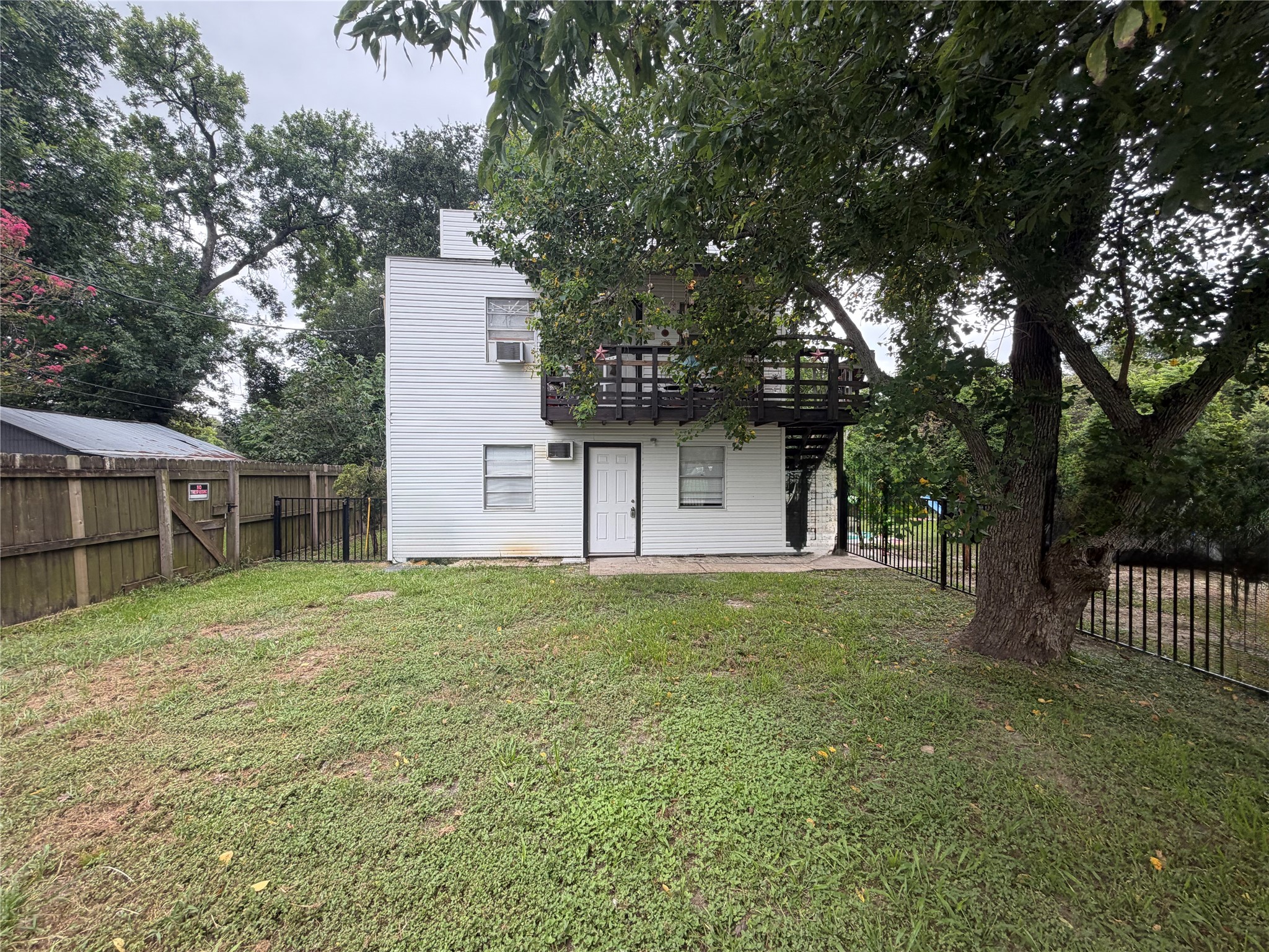 4827 Pine Avenue A Property Photo 1