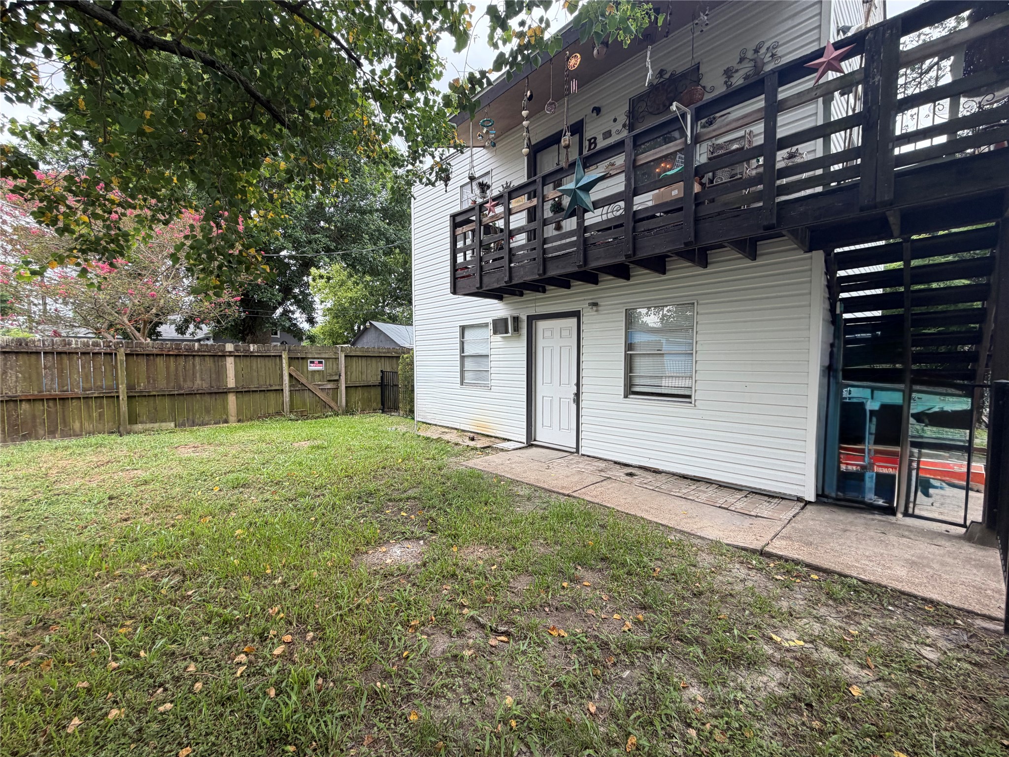 4827 Pine Avenue A Property Photo 2