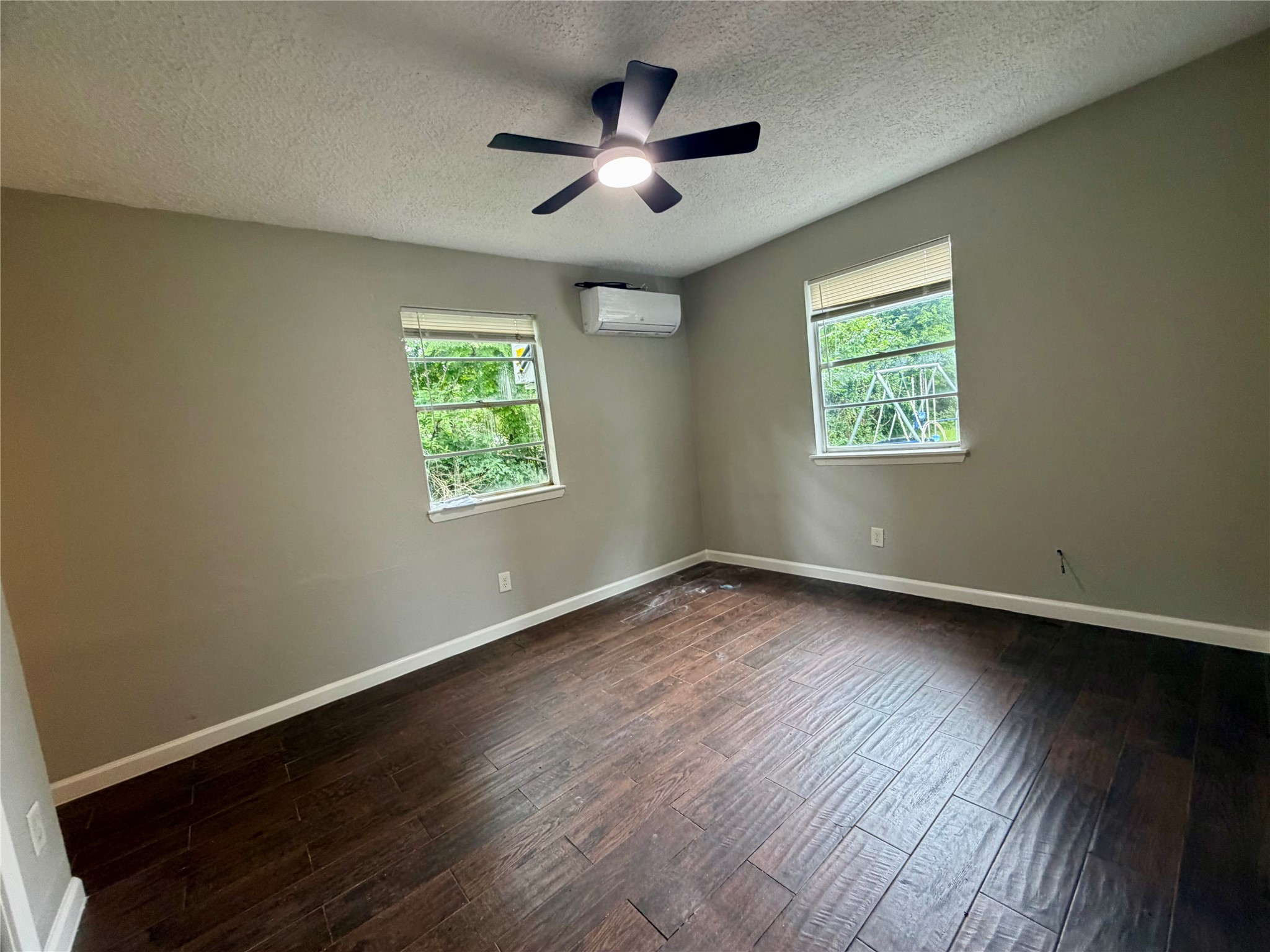 4827 Pine Avenue A Property Photo 8
