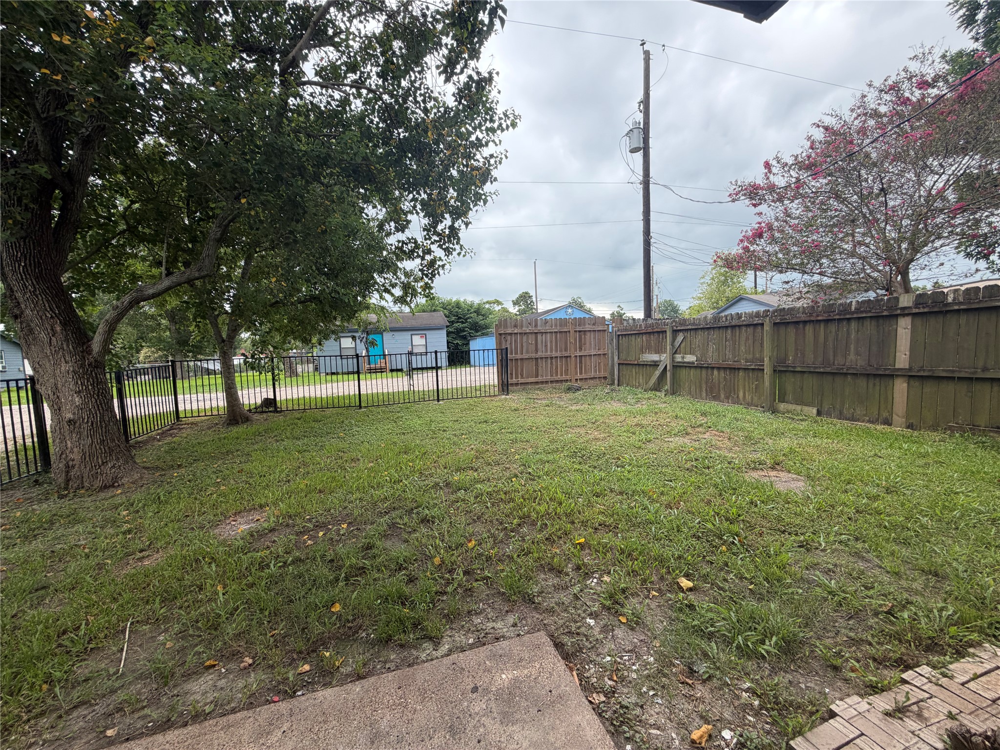 4827 Pine Avenue A Property Photo 10