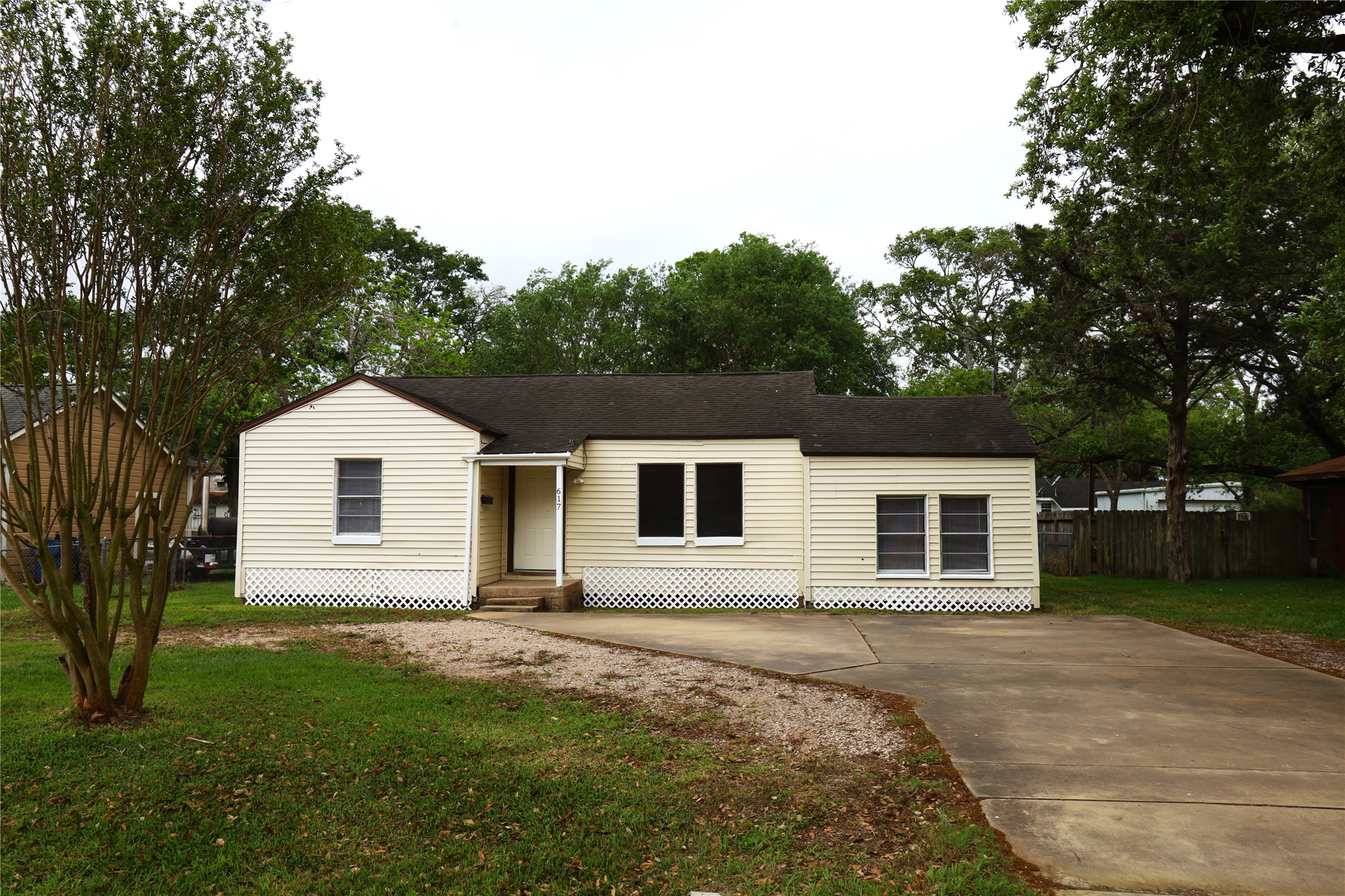 617 Hurst Street Property Photo 1