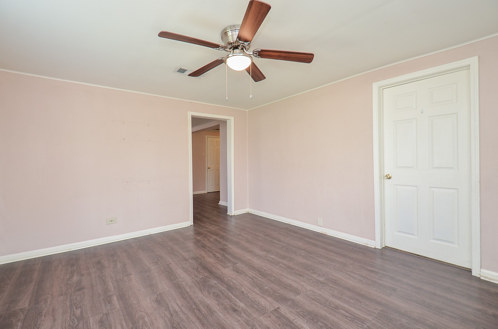 911 Kemp Street Property Photo 3