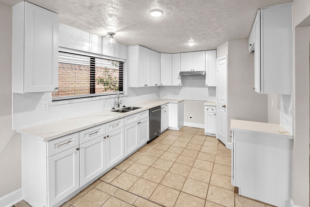 14910 Grassington Drive Property Photo 4