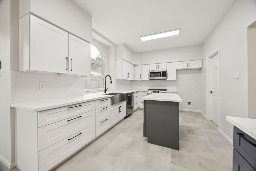 18302 Fernbluff Drive Property Photo 5