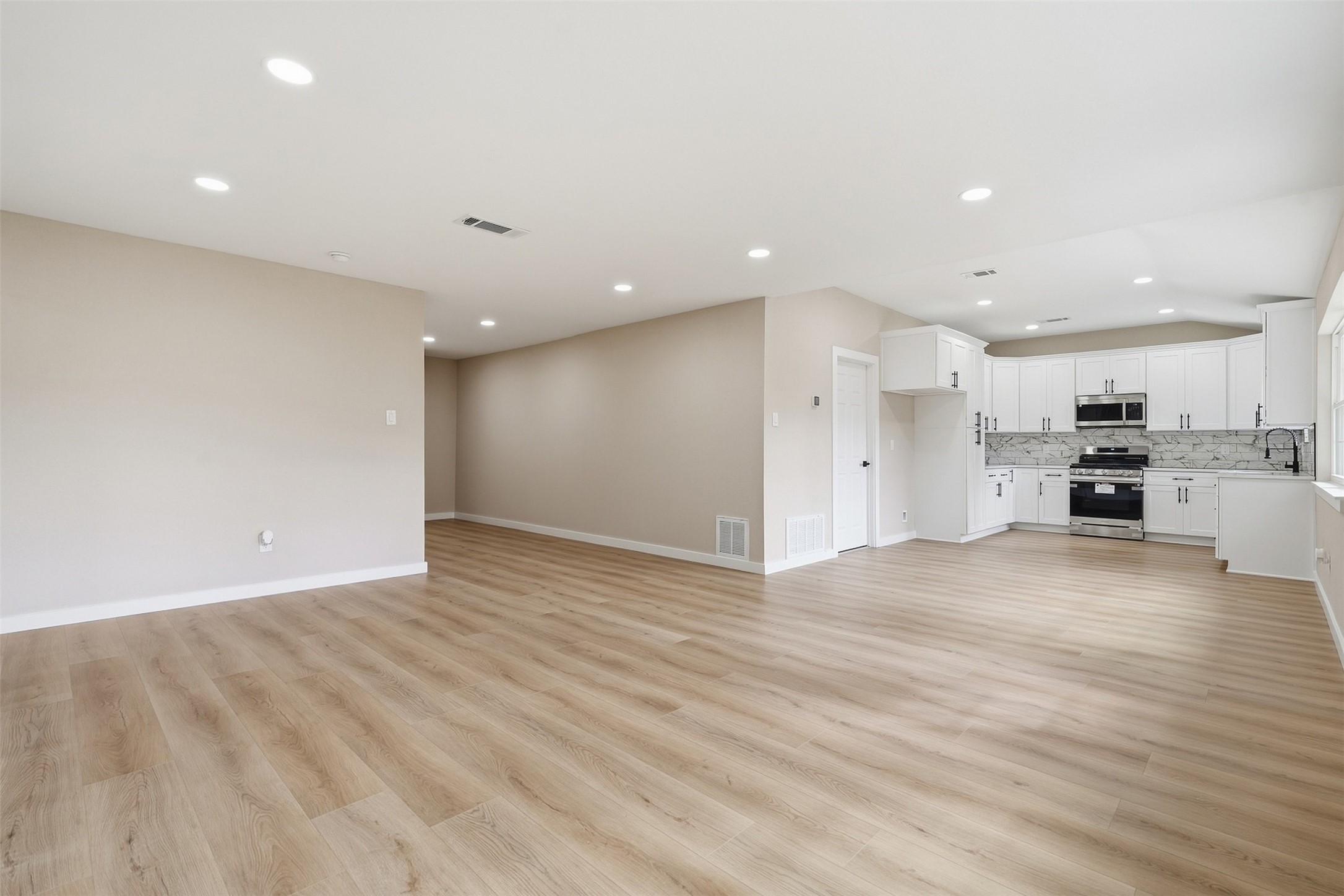 8902 Winding River Drive Property Photo 10
