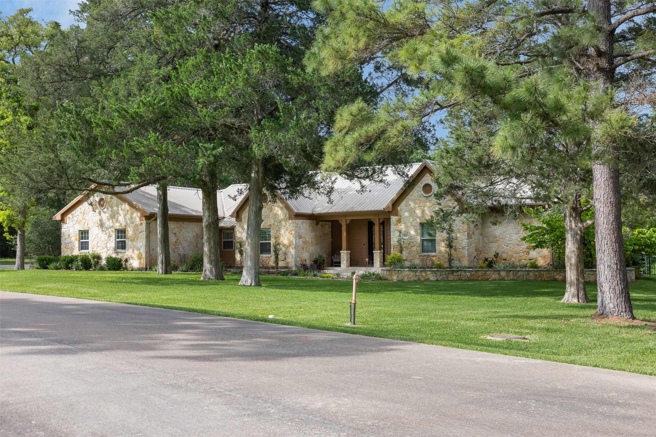 404 Saint Andrews Drive Property Photo 1