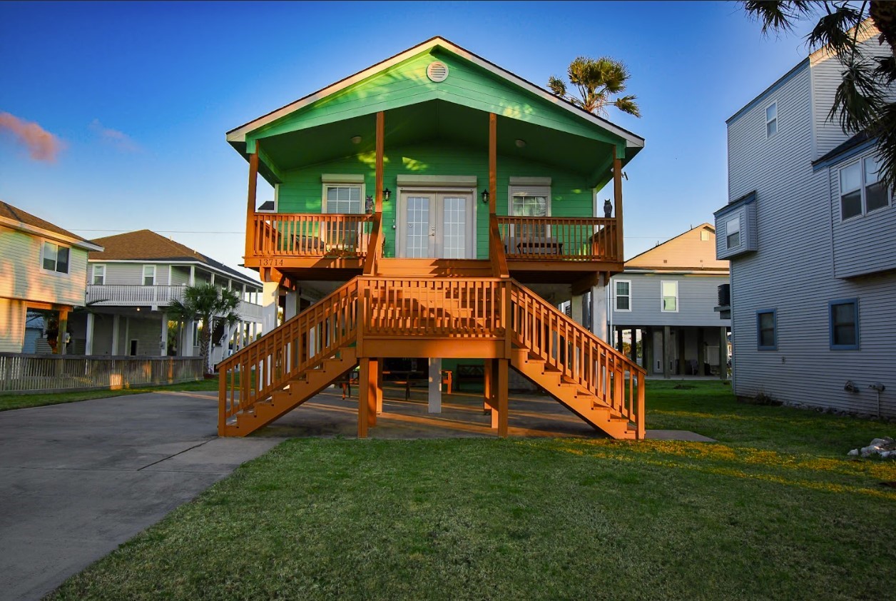 13714 Pirates Beach Boulevard Property Photo 1