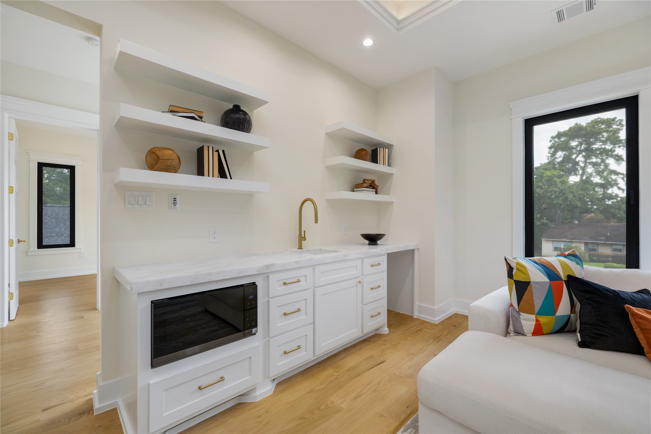 934 W 43rd Street Property Photo 19