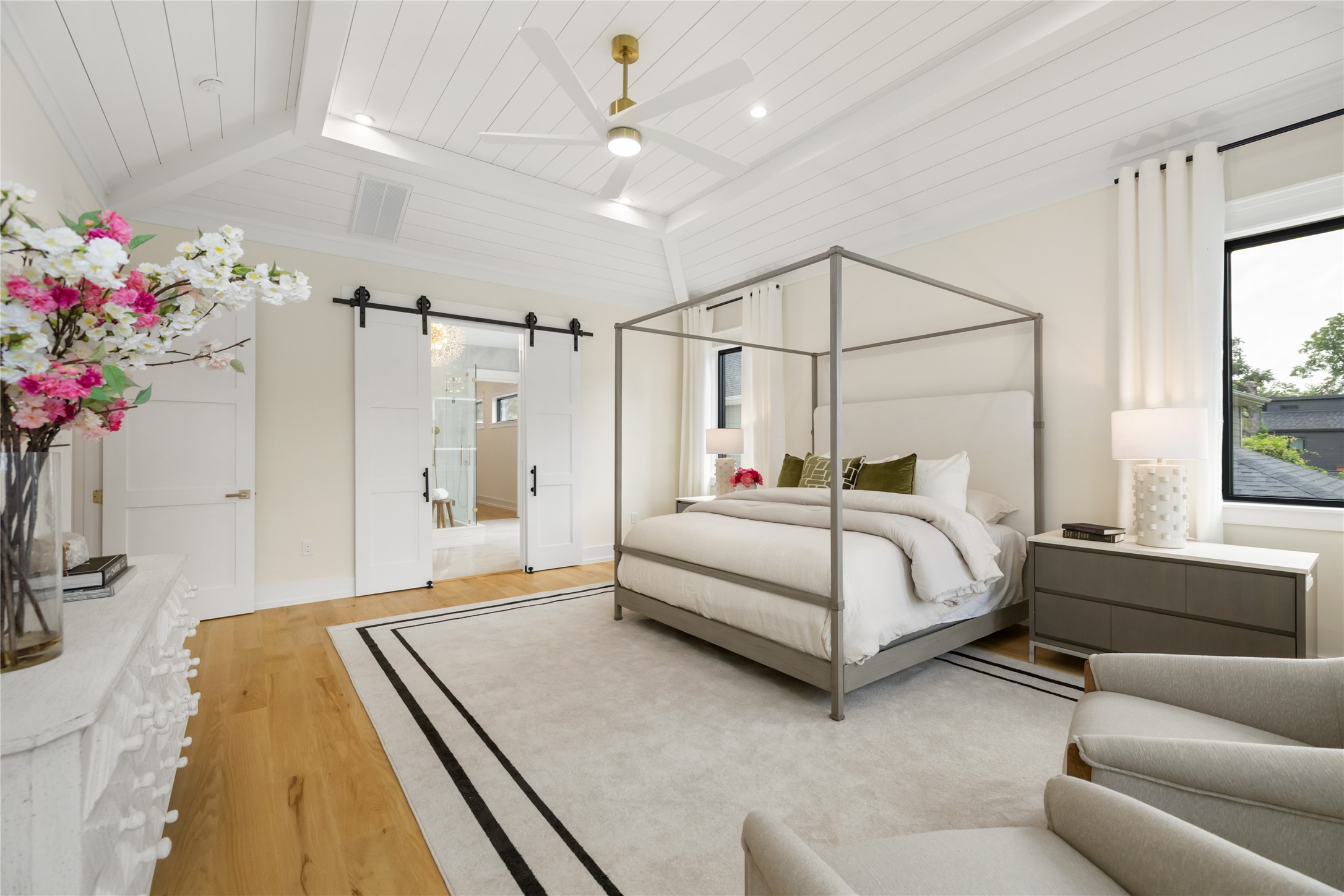 934 W 43rd Street Property Photo 22