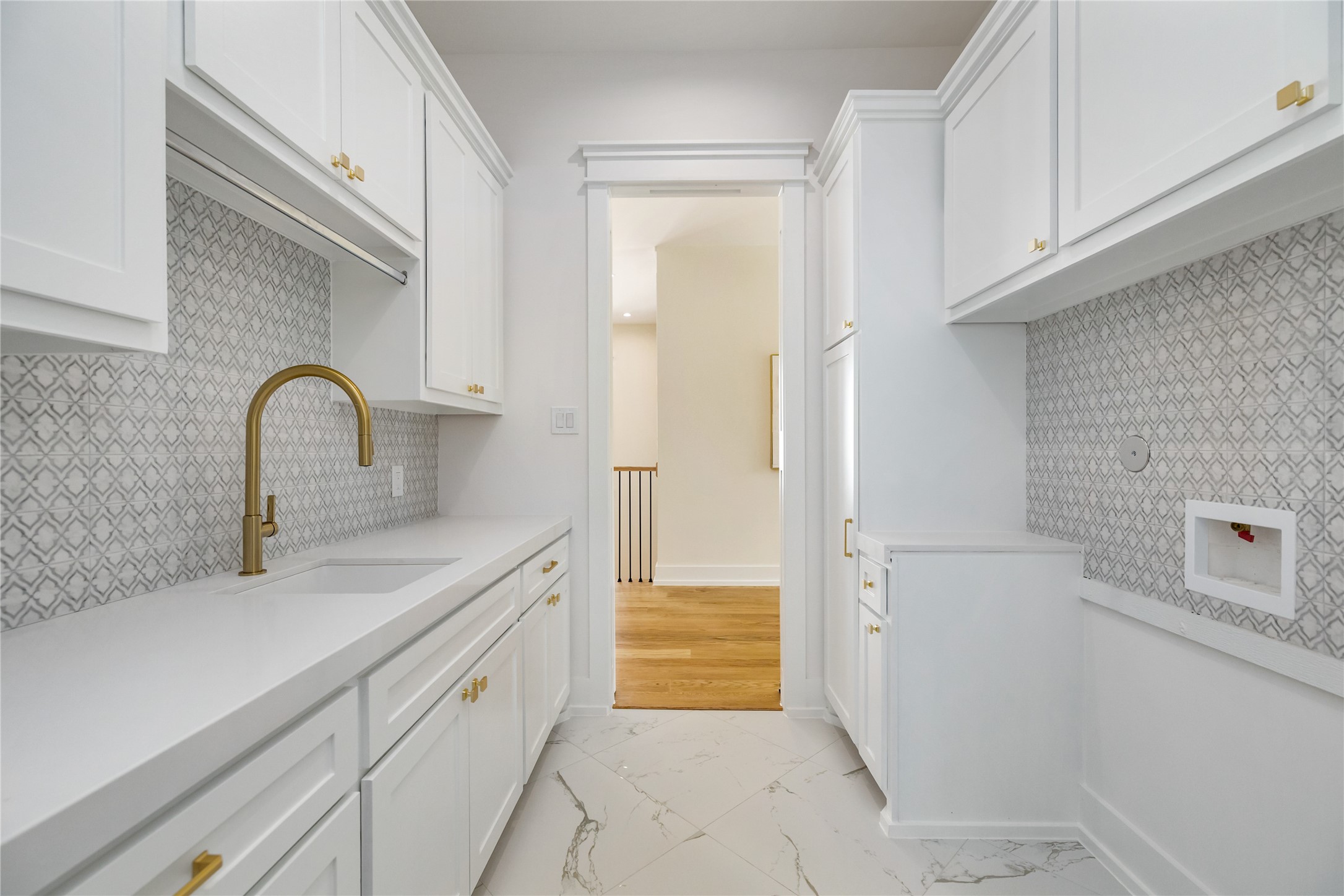934 W 43rd Street Property Photo 33