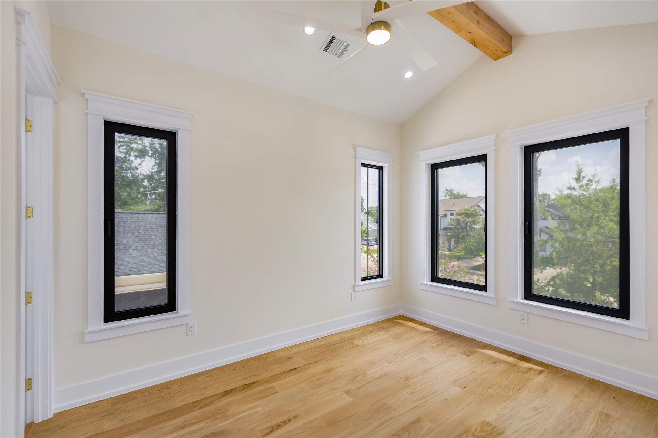 934 W 43rd Street Property Photo 42